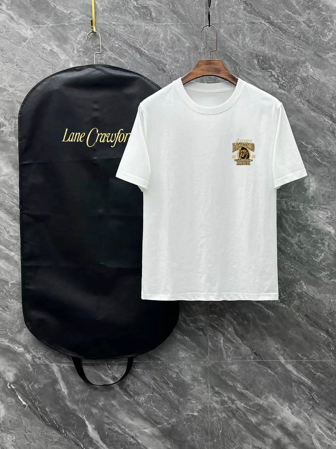P150 AMIRI# 2025 spring and summer new style debut counter, the latest short-sleeved round neck T-shirt, high-end custom design, avant-garde and fashionable! The brand logo is designed with heavy craftsmanship. High-end customized 250g Xinjiang long-staple cotton fabric. Soft to the touch. Comfortable to wear. Exquisite stitching at the counter level. Fine workmanship. The upper body effect is incomparably handsome! A must-have item for a stylish man! Color: black. White! Size: S M L
