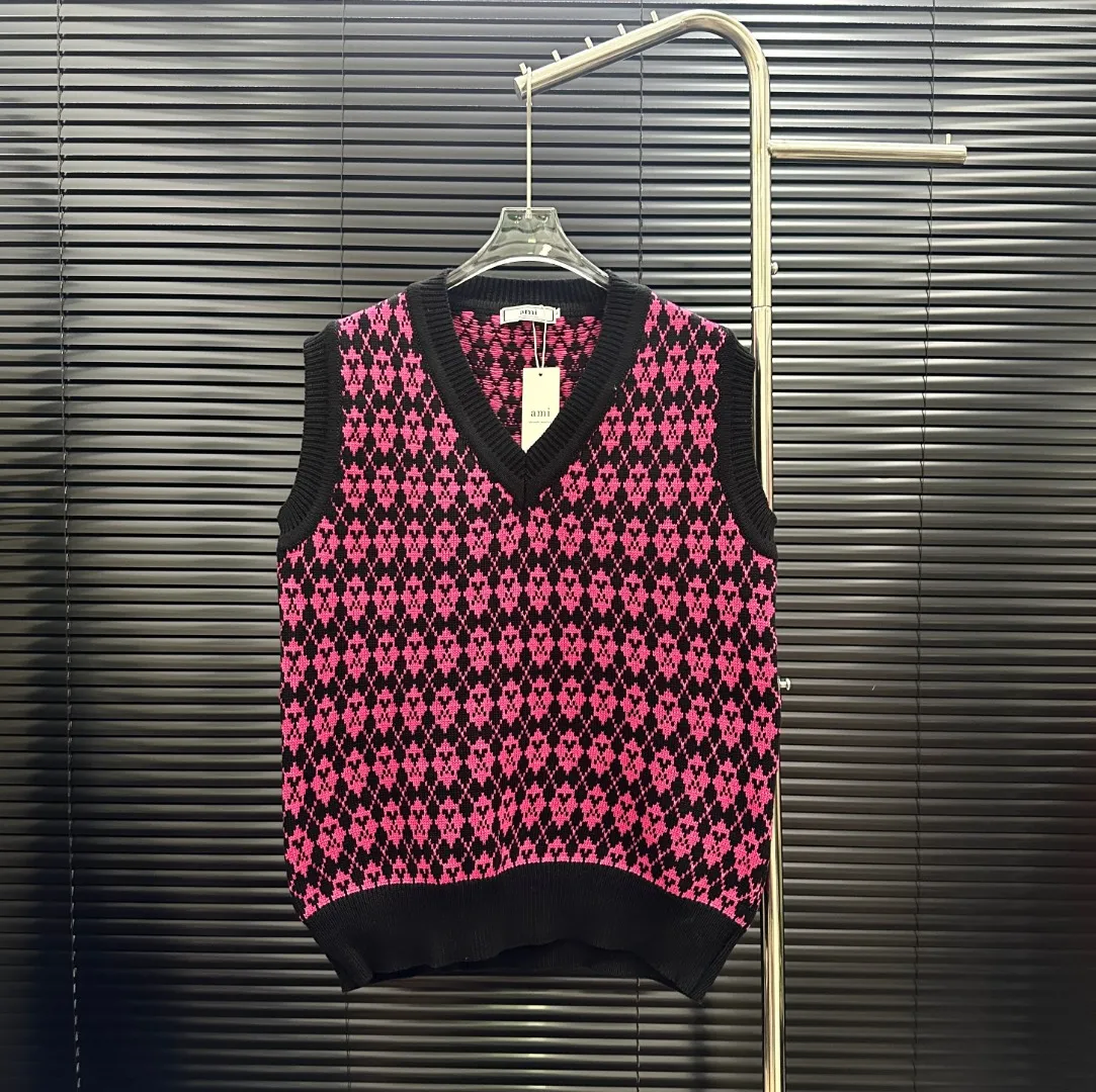 P210 Style: AMI knitted jacquard V-neck vest Size: S-XXL Fabric: Wool blend Accessories: Full set of customized original accessories No gender distinction, same style for men and women