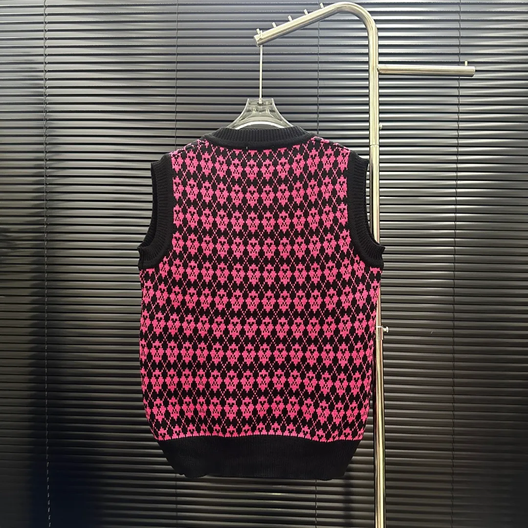 P210 Style: AMI knitted jacquard V-neck vest Size: S-XXL Fabric: Wool blend Accessories: Full set of customized original accessories No gender distinction, same style for men and women