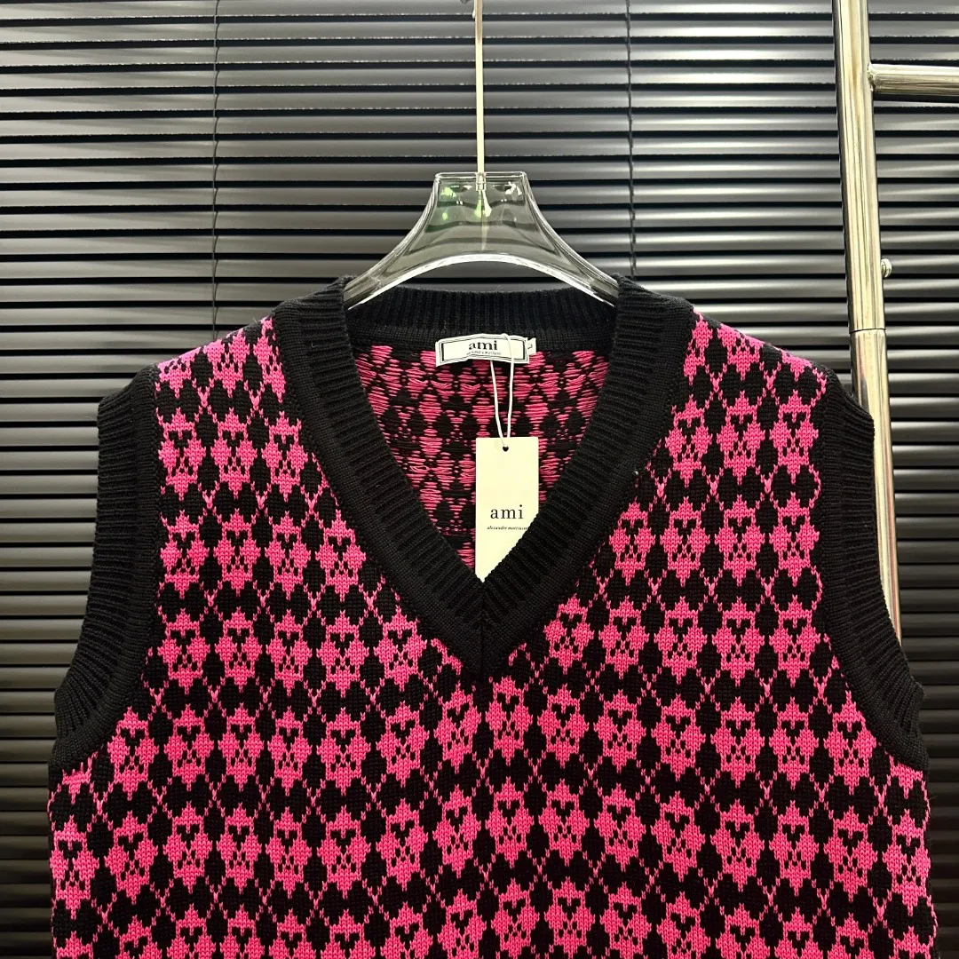 P210 Style: AMI knitted jacquard V-neck vest Size: S-XXL Fabric: Wool blend Accessories: Full set of customized original accessories No gender distinction, same style for men and women