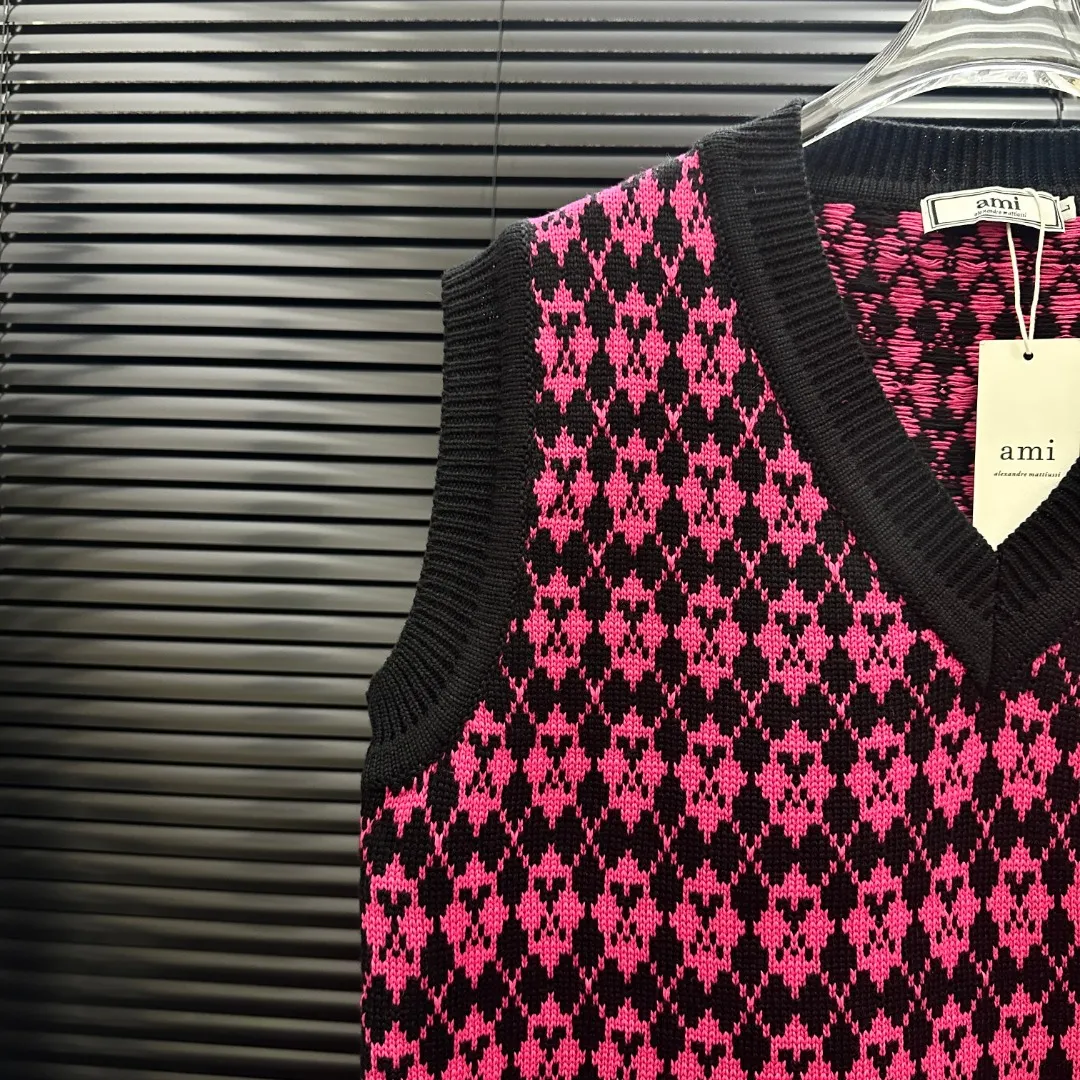 P210 Style: AMI knitted jacquard V-neck vest Size: S-XXL Fabric: Wool blend Accessories: Full set of customized original accessories No gender distinction, same style for men and women