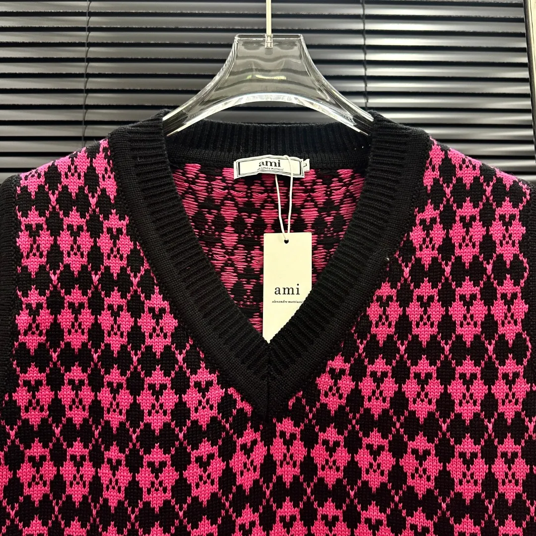 P210 Style: AMI knitted jacquard V-neck vest Size: S-XXL Fabric: Wool blend Accessories: Full set of customized original accessories No gender distinction, same style for men and women