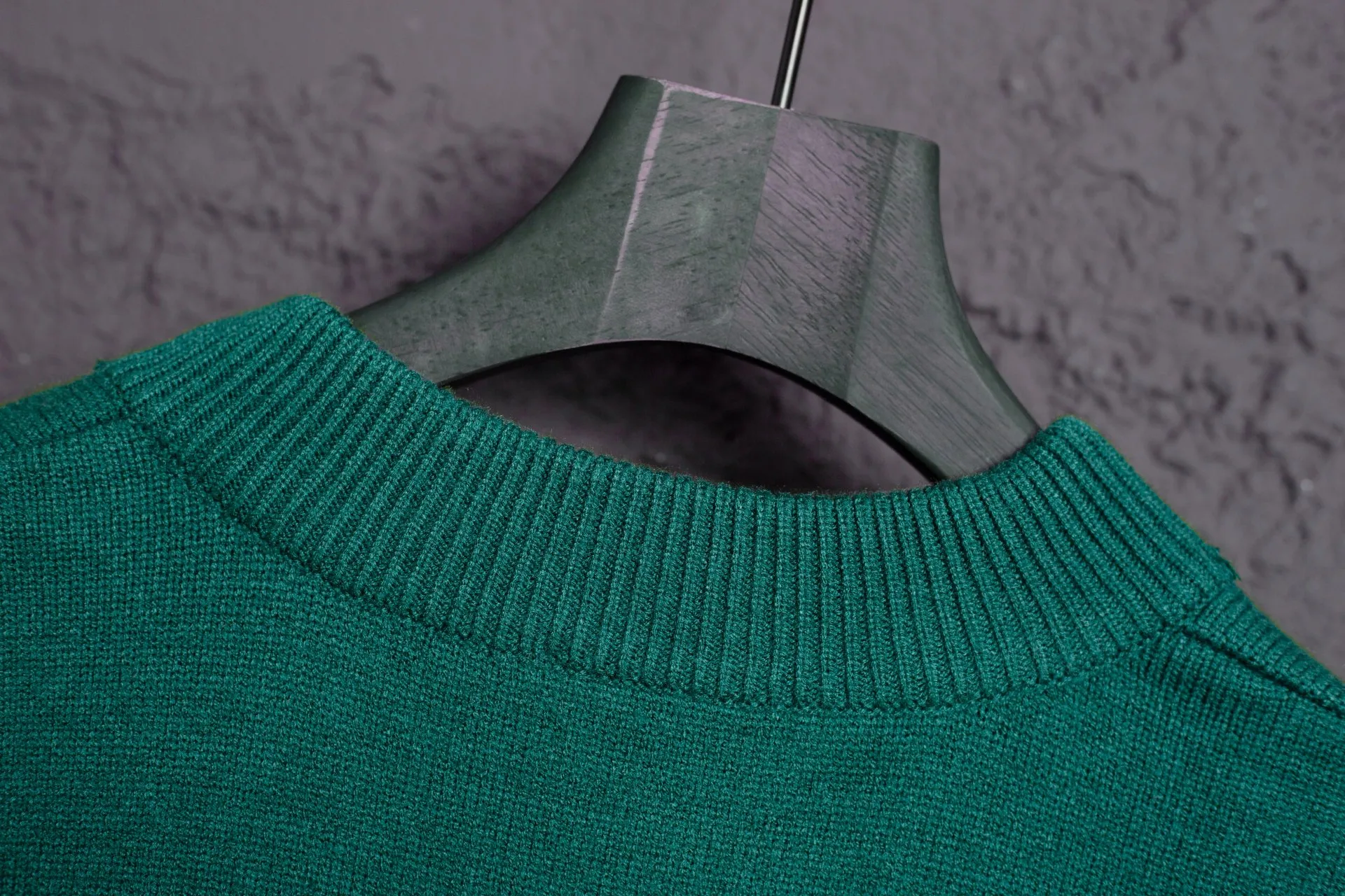 P186 Style No.: MQ802 AMI Classic Big Love Series Jacquard Cardigan Sweater Highest Version Supports Comparison Color: Dark Green Size: S-XL