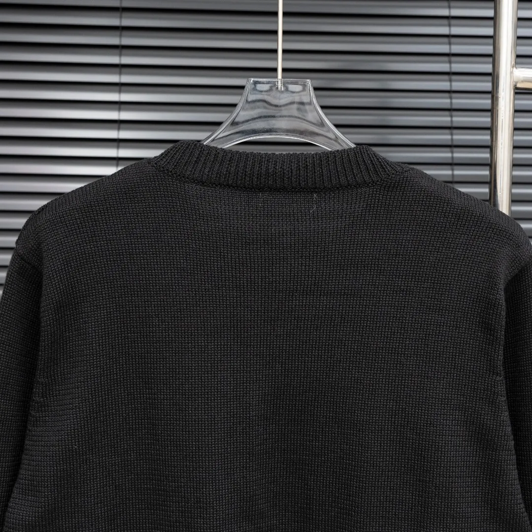 P290 Style: AMIRI distressed knitted long-sleeved sweater Size: S-XXL Fabric: Wool blend Accessories: Full set of customized original accessories No gender distinction, same style for men and women