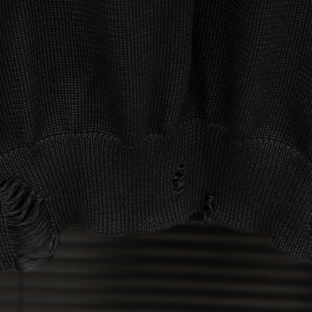 P290 Style: AMIRI distressed knitted long-sleeved sweater Size: S-XXL Fabric: Wool blend Accessories: Full set of customized original accessories No gender distinction, same style for men and women