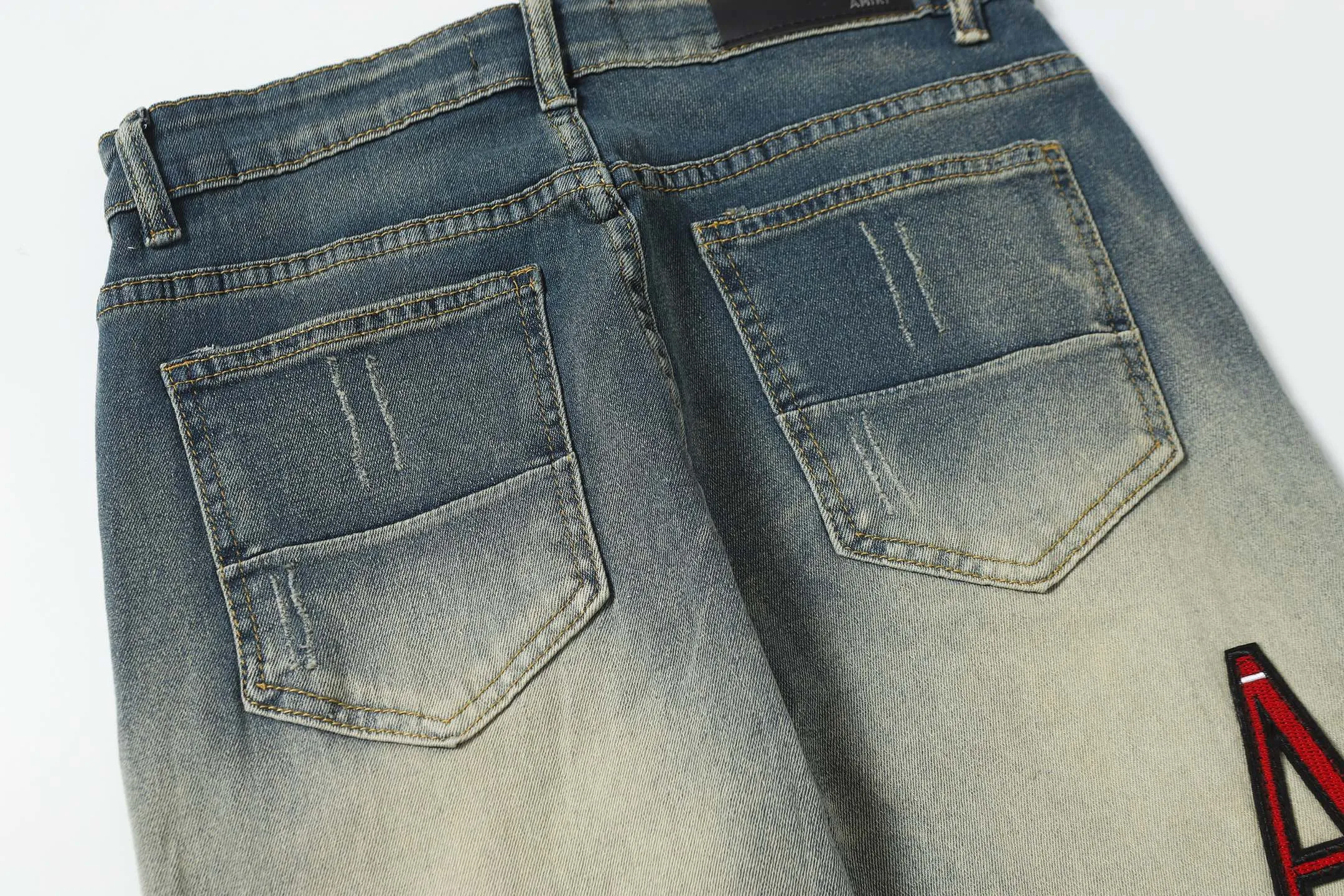 P256 Actual photo [High quality] Code: M756 Color: Picture color Size: S to XXXL AMIRI patch embroidery jeans trousers AMIRI high street basic ripped jeans trousers Amiri brand jeans break the production process and cutting of the original jeans, the fabrics are softer and more comfortable Hand-sewn collar label Customized logo buttons Genuine leather brand size Pants length Waist Hips Unit cm S 98 68 100 M 99 72 104 L 100 76 108 XL 101 80 112 XXL 102 84 116 XXXL 103 88 120