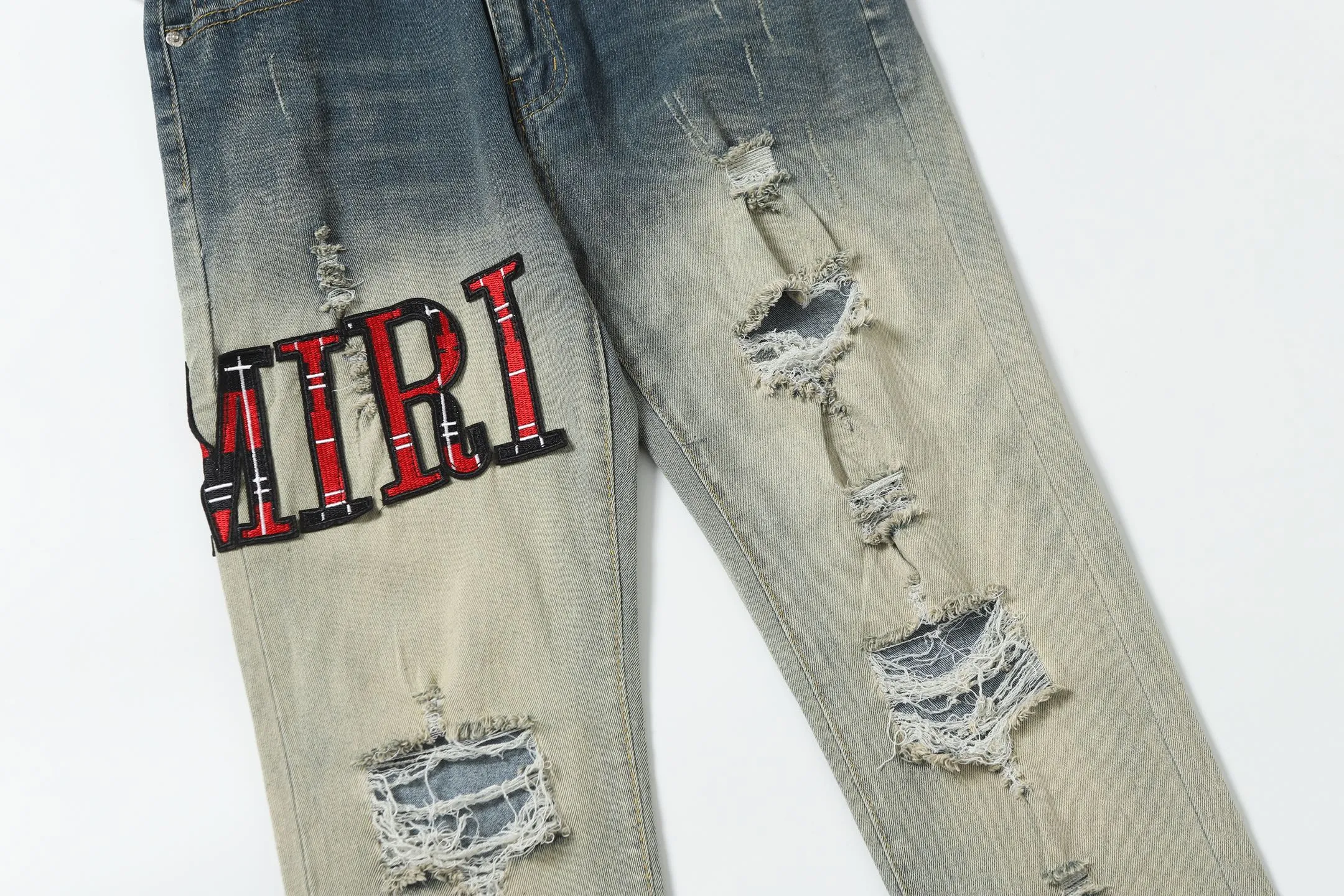 P256 Actual photo [High quality] Code: M756 Color: Picture color Size: S to XXXL AMIRI patch embroidery jeans trousers AMIRI high street basic ripped jeans trousers Amiri brand jeans break the production process and cutting of the original jeans, the fabrics are softer and more comfortable Hand-sewn collar label Customized logo buttons Genuine leather brand size Pants length Waist Hips Unit cm S 98 68 100 M 99 72 104 L 100 76 108 XL 101 80 112 XXL 102 84 116 XXXL 103 88 120