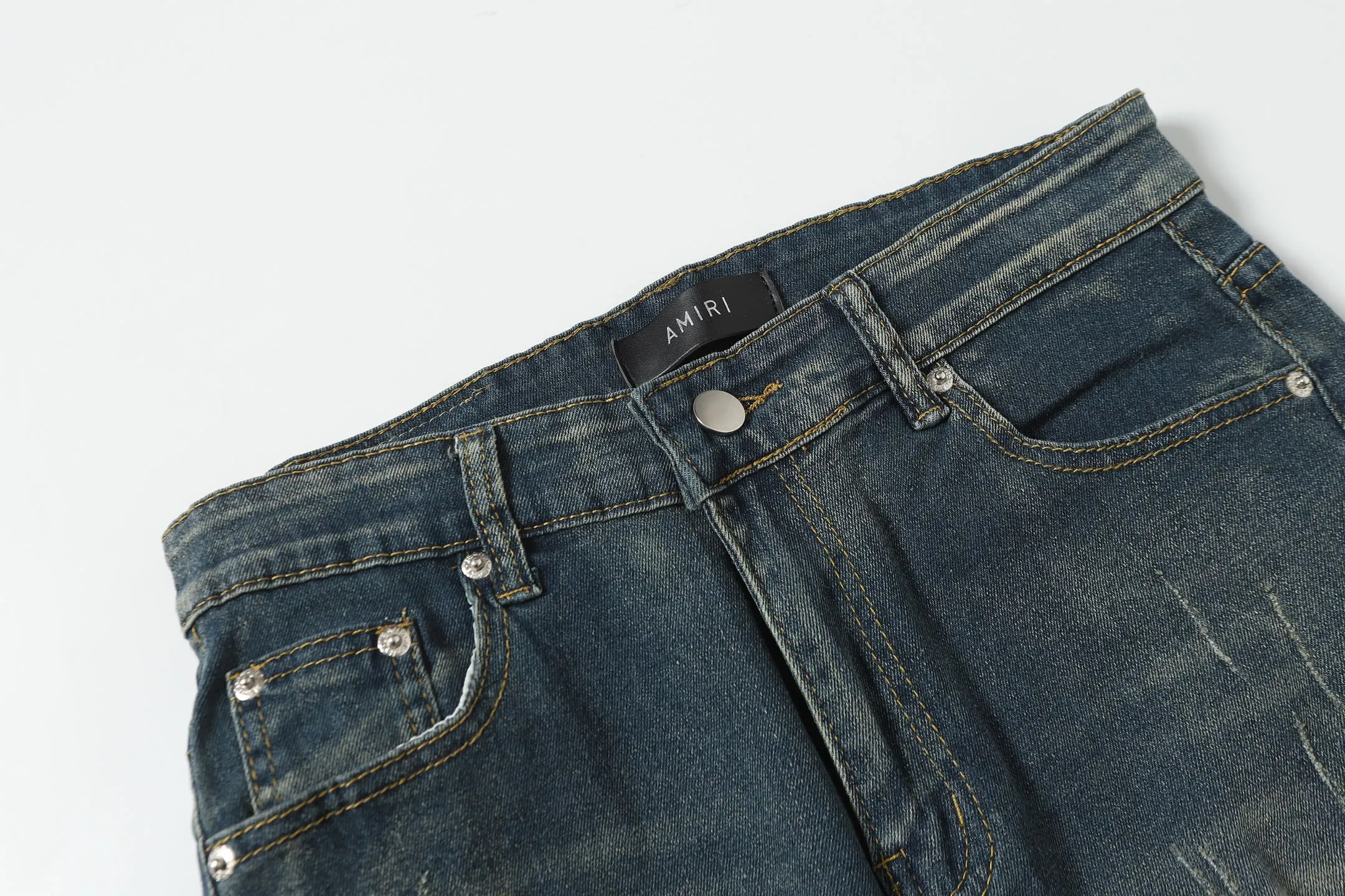 P256 Actual photo [High quality] Code: M756 Color: Picture color Size: S to XXXL AMIRI patch embroidery jeans trousers AMIRI high street basic ripped jeans trousers Amiri brand jeans break the production process and cutting of the original jeans, the fabrics are softer and more comfortable Hand-sewn collar label Customized logo buttons Genuine leather brand size Pants length Waist Hips Unit cm S 98 68 100 M 99 72 104 L 100 76 108 XL 101 80 112 XXL 102 84 116 XXXL 103 88 120