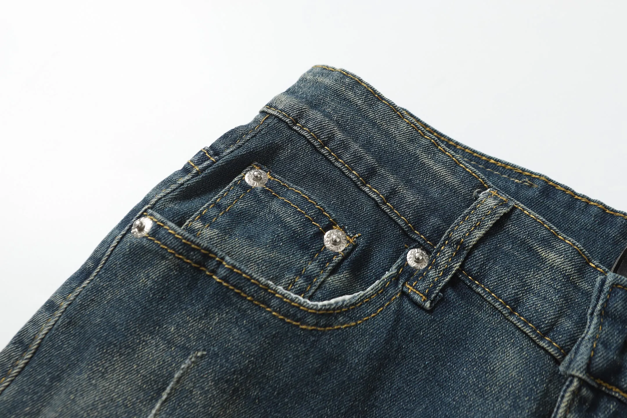 P256 Actual photo [High quality] Code: M756 Color: Picture color Size: S to XXXL AMIRI patch embroidery jeans trousers AMIRI high street basic ripped jeans trousers Amiri brand jeans break the production process and cutting of the original jeans, the fabrics are softer and more comfortable Hand-sewn collar label Customized logo buttons Genuine leather brand size Pants length Waist Hips Unit cm S 98 68 100 M 99 72 104 L 100 76 108 XL 101 80 112 XXL 102 84 116 XXXL 103 88 120