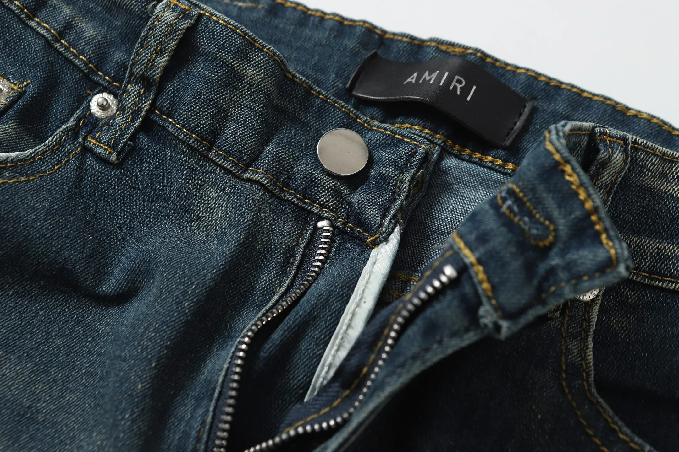 P256 Actual photo [High quality] Code: M756 Color: Picture color Size: S to XXXL AMIRI patch embroidery jeans trousers AMIRI high street basic ripped jeans trousers Amiri brand jeans break the production process and cutting of the original jeans, the fabrics are softer and more comfortable Hand-sewn collar label Customized logo buttons Genuine leather brand size Pants length Waist Hips Unit cm S 98 68 100 M 99 72 104 L 100 76 108 XL 101 80 112 XXL 102 84 116 XXXL 103 88 120