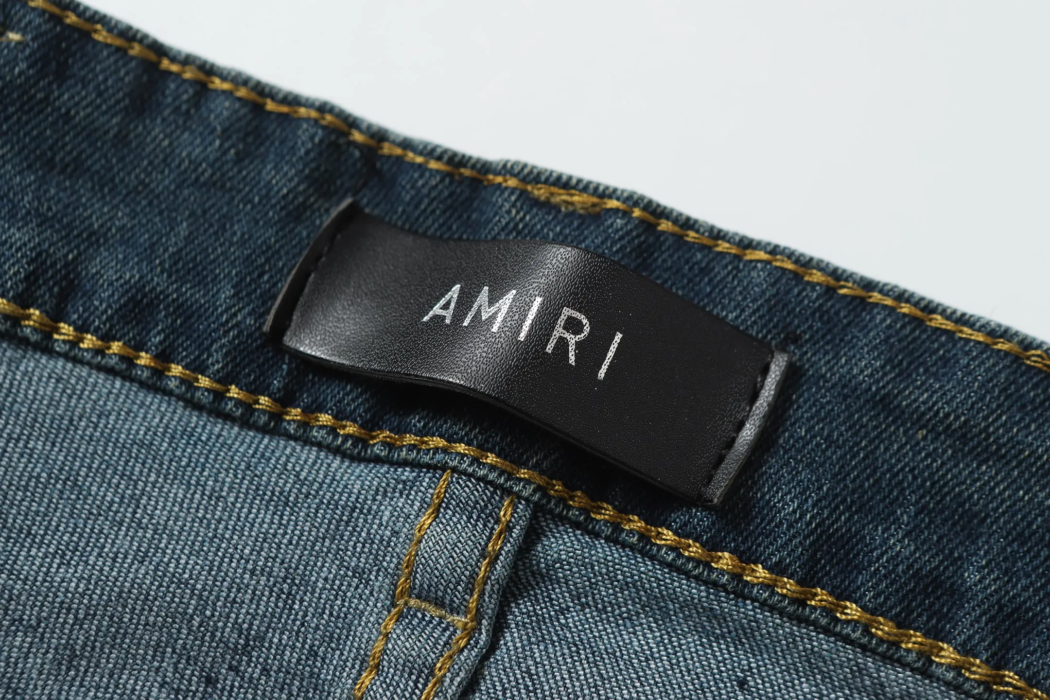 P256 Actual photo [High quality] Code: M756 Color: Picture color Size: S to XXXL AMIRI patch embroidery jeans trousers AMIRI high street basic ripped jeans trousers Amiri brand jeans break the production process and cutting of the original jeans, the fabrics are softer and more comfortable Hand-sewn collar label Customized logo buttons Genuine leather brand size Pants length Waist Hips Unit cm S 98 68 100 M 99 72 104 L 100 76 108 XL 101 80 112 XXL 102 84 116 XXXL 103 88 120