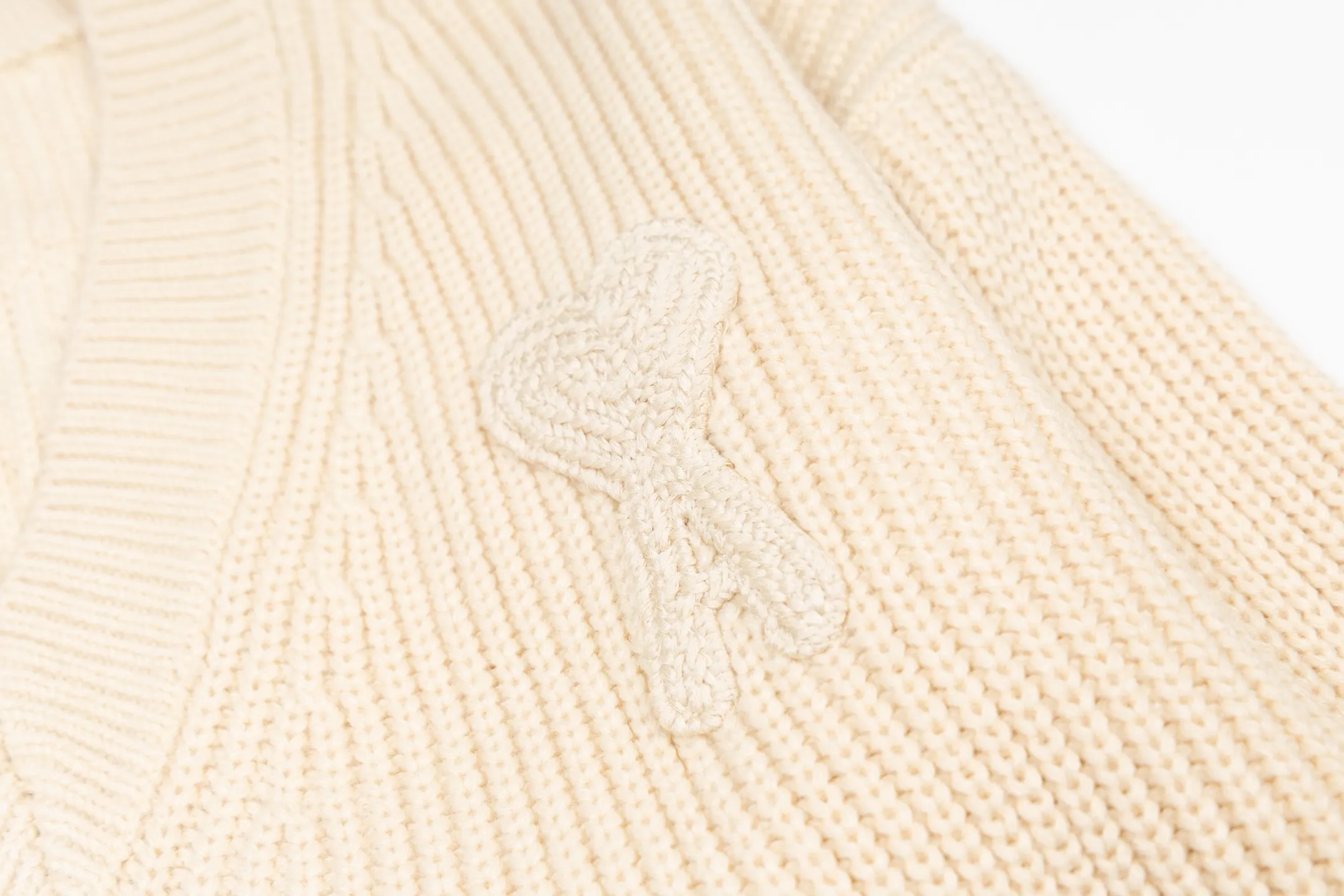 🅿️560 Ami knitted love stripe contrasting V-neck sweater (apricot). The original version was purchased for 2,028 and developed. The fabric is made of alpaca wool to maintain a stable shape. The stitching is even and firm, and the details are meticulously handled, reflecting the brand's strict control over quality. The overall design is simple and elegant, suitable for various occasions. Whether it is business or leisure, it can show an elegant and decent style. The overall wiring is straight and delicate, the fabric is comfortable and soft, and the color is consistent without color difference. It can be matched with the same style to create a fashionable look, and can be used in various occasions. Customized accessories, complete with three standards, the same style for men and women. Size:S-M-L-XL