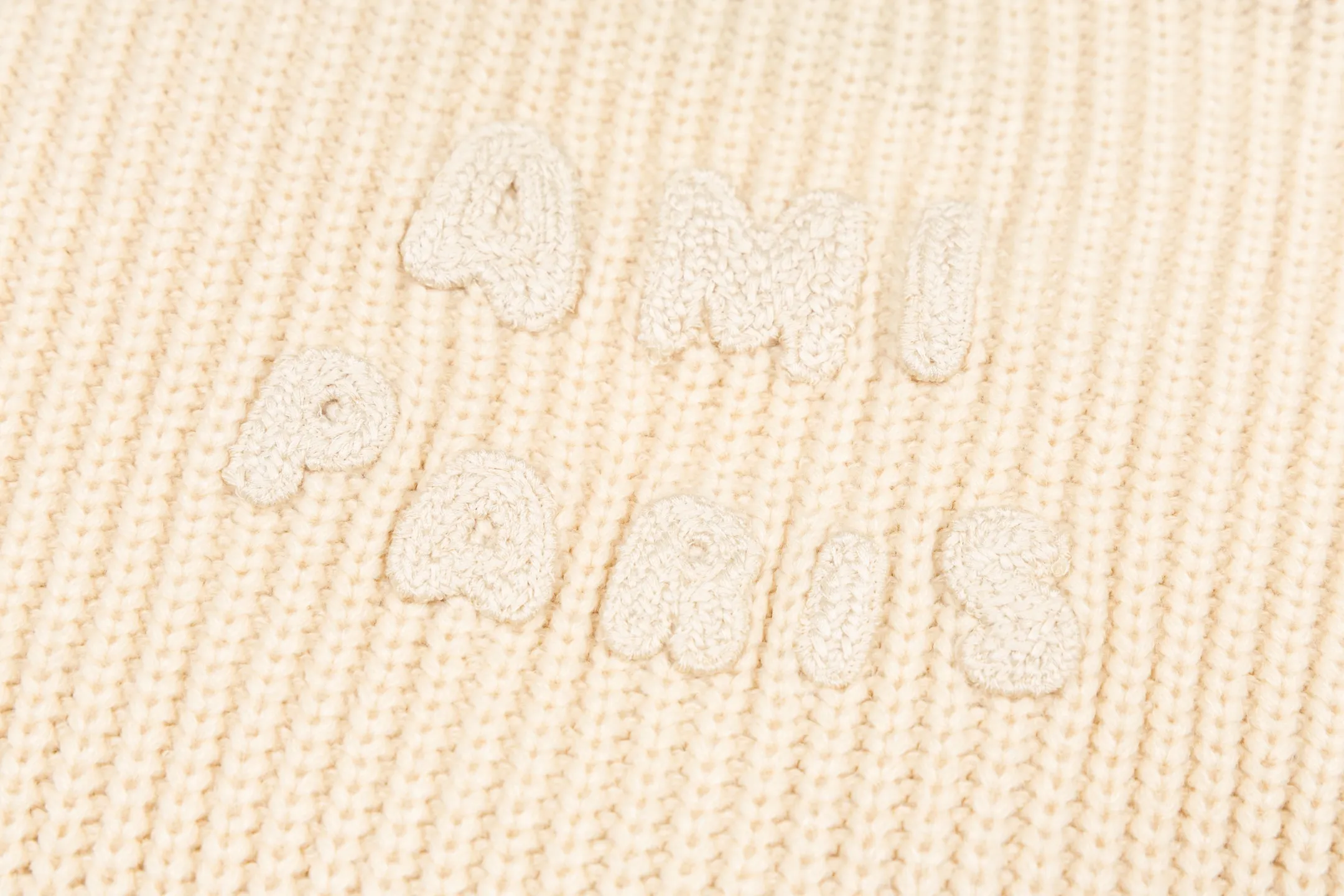 🅿️560 Ami knitted love stripe contrasting V-neck sweater (apricot). The original version was purchased for 2,028 and developed. The fabric is made of alpaca wool to maintain a stable shape. The stitching is even and firm, and the details are meticulously handled, reflecting the brand's strict control over quality. The overall design is simple and elegant, suitable for various occasions. Whether it is business or leisure, it can show an elegant and decent style. The overall wiring is straight and delicate, the fabric is comfortable and soft, and the color is consistent without color difference. It can be matched with the same style to create a fashionable look, and can be used in various occasions. Customized accessories, complete with three standards, the same style for men and women. Size:S-M-L-XL