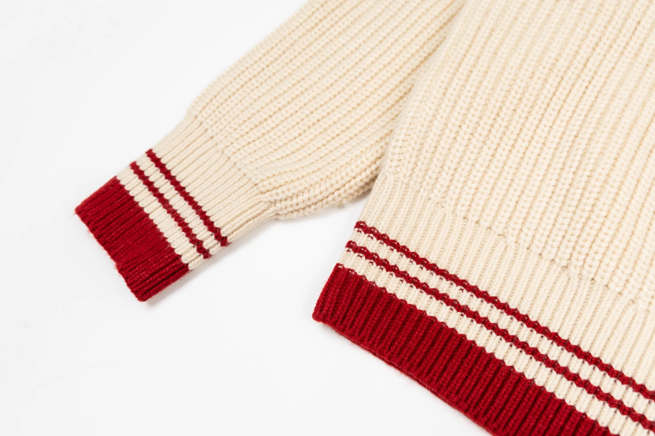 🅿️560 Ami knitted love stripe contrasting V-neck sweater (apricot). The original version was purchased for 2,028 and developed. The fabric is made of alpaca wool to maintain a stable shape. The stitching is even and firm, and the details are meticulously handled, reflecting the brand's strict control over quality. The overall design is simple and elegant, suitable for various occasions. Whether it is business or leisure, it can show an elegant and decent style. The overall wiring is straight and delicate, the fabric is comfortable and soft, and the color is consistent without color difference. It can be matched with the same style to create a fashionable look, and can be used in various occasions. Customized accessories, complete with three standards, the same style for men and women. Size:S-M-L-XL