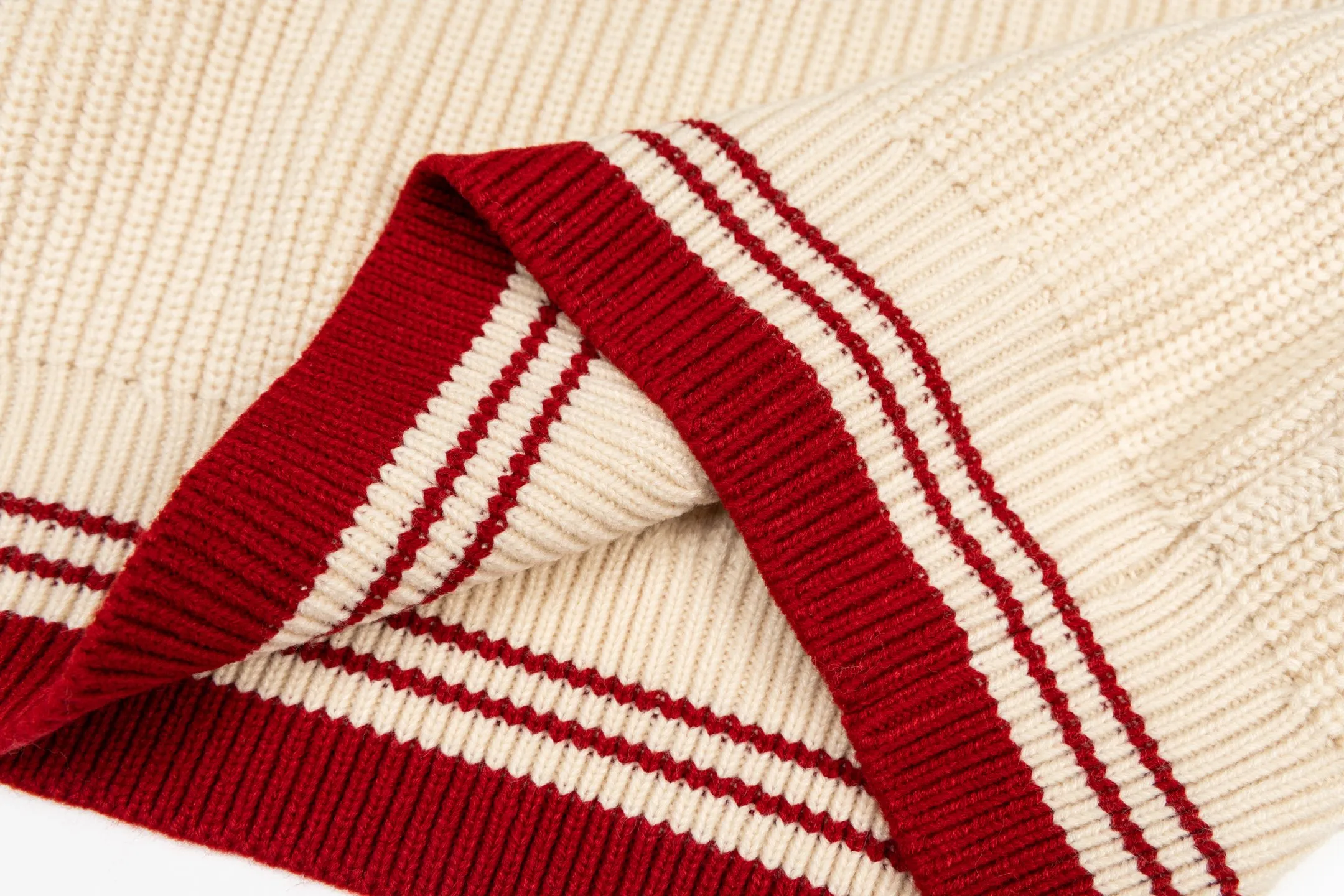 🅿️560 Ami knitted love stripe contrasting V-neck sweater (apricot). The original version was purchased for 2,028 and developed. The fabric is made of alpaca wool to maintain a stable shape. The stitching is even and firm, and the details are meticulously handled, reflecting the brand's strict control over quality. The overall design is simple and elegant, suitable for various occasions. Whether it is business or leisure, it can show an elegant and decent style. The overall wiring is straight and delicate, the fabric is comfortable and soft, and the color is consistent without color difference. It can be matched with the same style to create a fashionable look, and can be used in various occasions. Customized accessories, complete with three standards, the same style for men and women. Size:S-M-L-XL