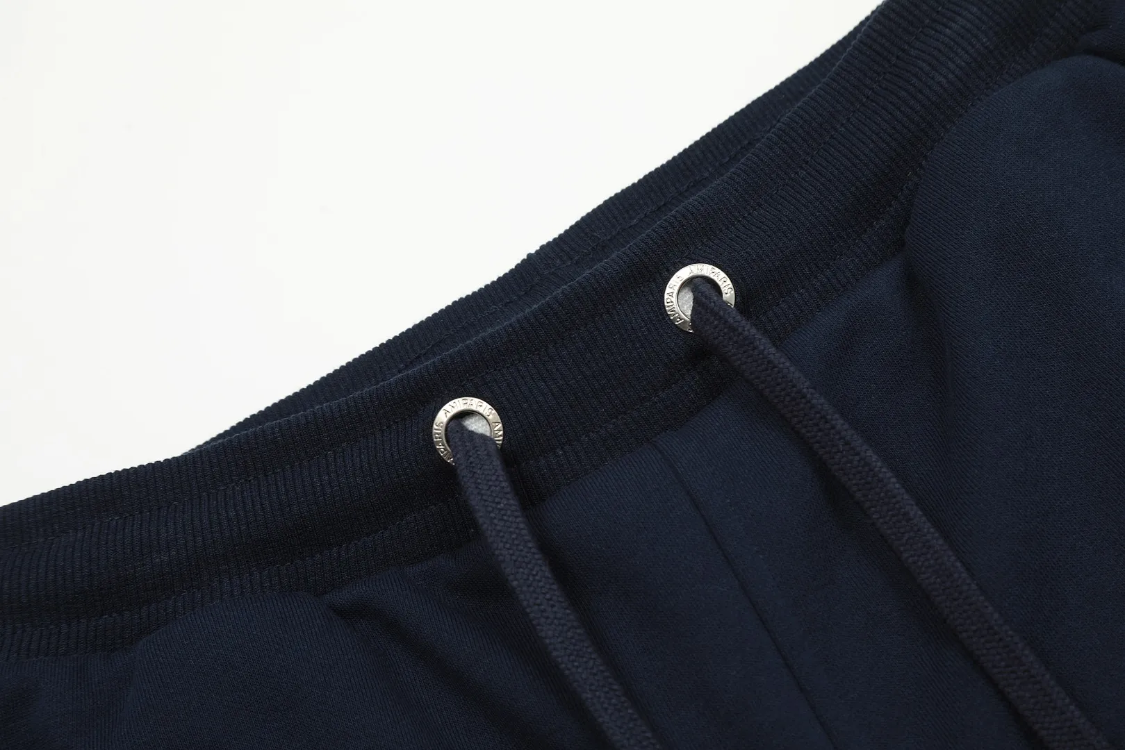 AMI/Amy Macaron Embroidered Heart Classic Shorts Put aside all the messy words and let’s go directly to the product parameters: ✅380g customized rough-feel fabric ✅Correct workmanship Every detail is 100% restored to the official website ✅Threads are made of 500g high-gram heavyweight pure cotton threads Custom-woven and dyed in the same color in the same vat No color difference with the fabric Machine washable and not easy to deform ✅No comparison and no damage Differentiating the market currency Correct workmanship details High-quality pure cotton fabric ✅The webbing is made of custom-dyed high-density and high-thickness webbing. Comparing with the official website. ✅The only correct embroidery of the same material on the market. Differentiating the fakes on the market at a glance. ✅The version follows the official website. It is loose and slim and can wear 210 pounds. There is no pressure for global shopping. Size: S-XL. Color (6 colors): Black, White, Gray, Navy Khaki, Rose Pink.