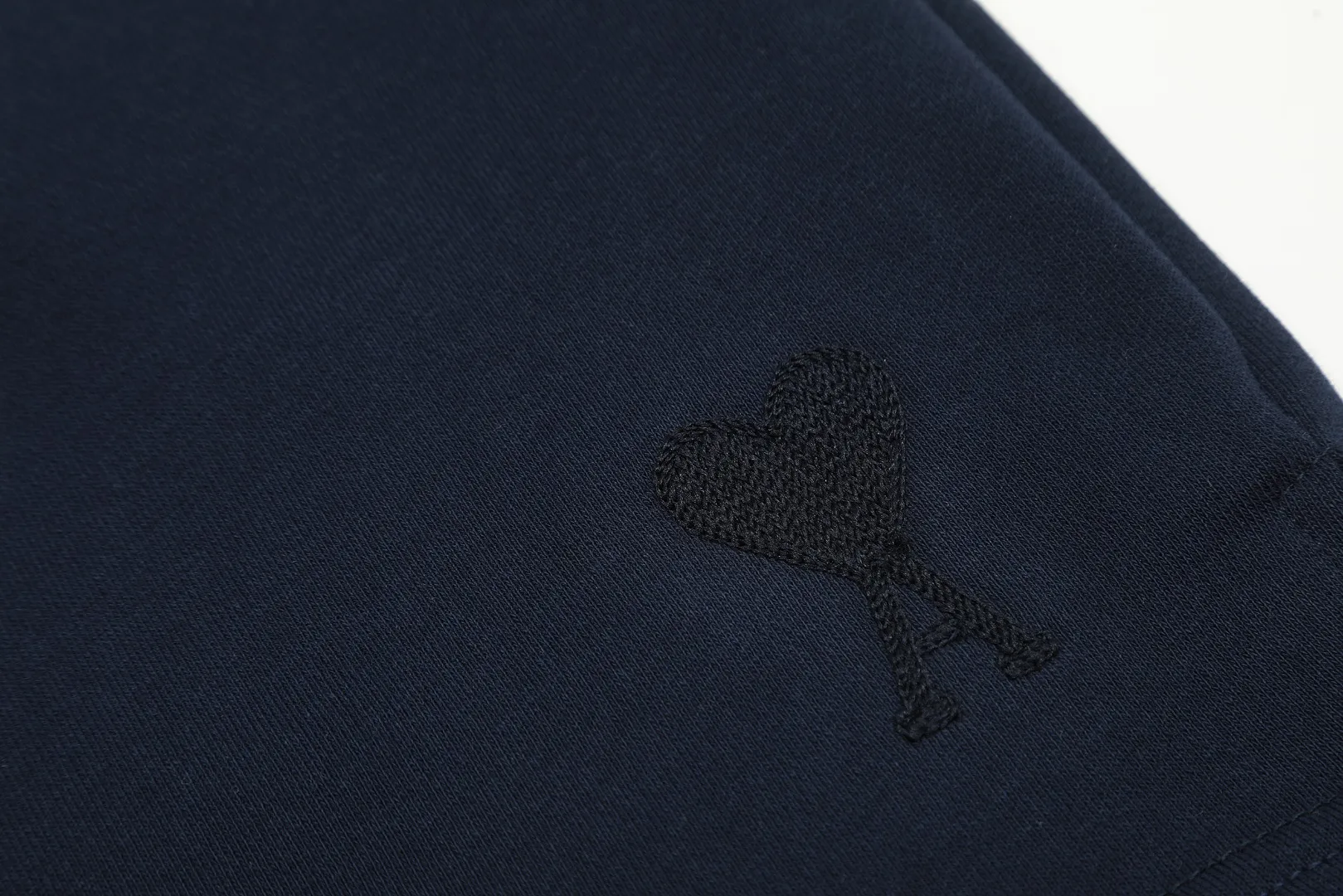 AMI/Amy Macaron Embroidered Heart Classic Shorts Put aside all the messy words and let’s go directly to the product parameters: ✅380g customized rough-feel fabric ✅Correct workmanship Every detail is 100% restored to the official website ✅Threads are made of 500g high-gram heavyweight pure cotton threads Custom-woven and dyed in the same color in the same vat No color difference with the fabric Machine washable and not easy to deform ✅No comparison and no damage Differentiating the market currency Correct workmanship details High-quality pure cotton fabric ✅The webbing is made of custom-dyed high-density and high-thickness webbing. Comparing with the official website. ✅The only correct embroidery of the same material on the market. Differentiating the fakes on the market at a glance. ✅The version follows the official website. It is loose and slim and can wear 210 pounds. There is no pressure for global shopping. Size: S-XL. Color (6 colors): Black, White, Gray, Navy Khaki, Rose Pink.