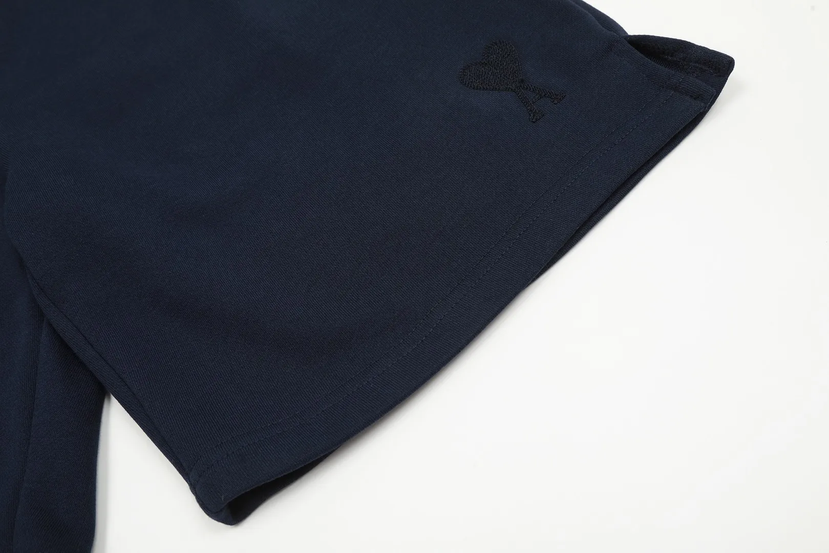 AMI/Amy Macaron Embroidered Heart Classic Shorts Put aside all the messy words and let’s go directly to the product parameters: ✅380g customized rough-feel fabric ✅Correct workmanship Every detail is 100% restored to the official website ✅Threads are made of 500g high-gram heavyweight pure cotton threads Custom-woven and dyed in the same color in the same vat No color difference with the fabric Machine washable and not easy to deform ✅No comparison and no damage Differentiating the market currency Correct workmanship details High-quality pure cotton fabric ✅The webbing is made of custom-dyed high-density and high-thickness webbing. Comparing with the official website. ✅The only correct embroidery of the same material on the market. Differentiating the fakes on the market at a glance. ✅The version follows the official website. It is loose and slim and can wear 210 pounds. There is no pressure for global shopping. Size: S-XL. Color (6 colors): Black, White, Gray, Navy Khaki, Rose Pink.