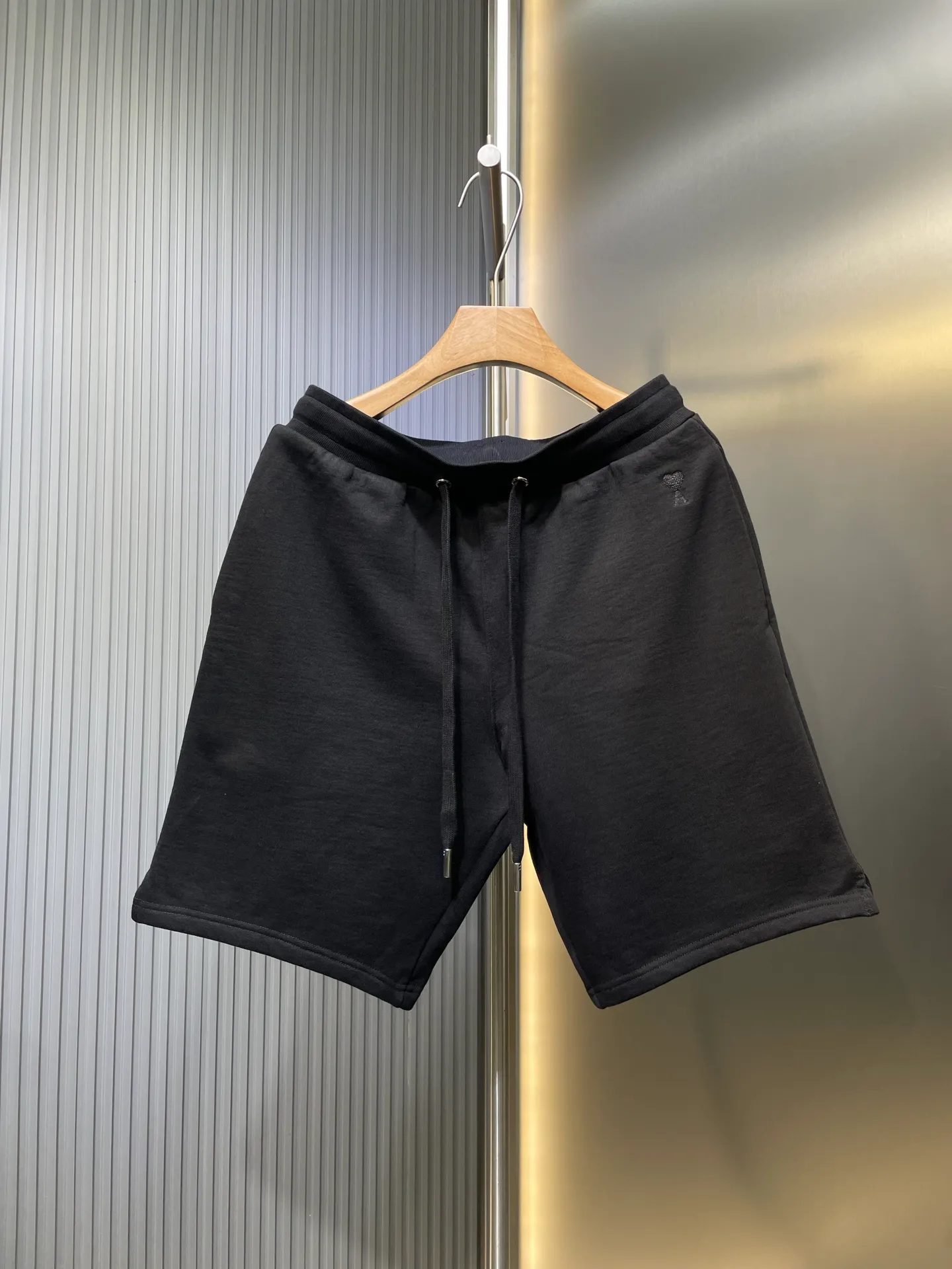 🅿️280 🌟Ami Paris [Top replica] Love embroidered shorts. Customized luxury terry sweatpants material. Full texture. Comfortable and close to the skin. Black base. The love embroidery of the same color blooms quietly. Adding brand recognition. Adding a touch of romance and sweetness to the shorts. It is the ultimate simplification of color. Versatile color. Shows taste. Process 1: Use imported machine embroidery technology. Use advanced computer control system and precision mechanical components to realize Ami. Love embroidery work with high precision and smooth and delicate lines. Process 2: Enzyme washing and softening. Use the fermentation effect produced by mixing yeast, water and mild detergent to gently treat the fabric, improving the overall softness. Accessories: Customized 1:1 Ami corns Customized 1:1 Ami hanging clock Customized 1:1 Ami trademark Version: Loose version Size: S M L XL