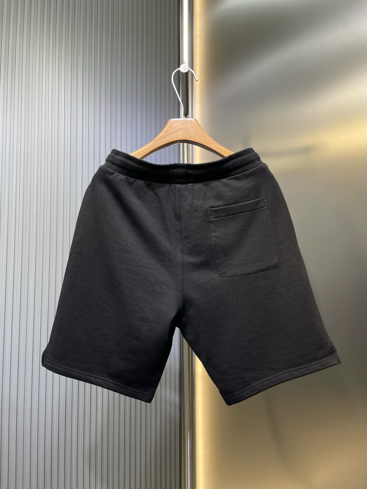 🅿️280 🌟Ami Paris [Top replica] Love embroidered shorts. Customized luxury terry sweatpants material. Full texture. Comfortable and close to the skin. Black base. The love embroidery of the same color blooms quietly. Adding brand recognition. Adding a touch of romance and sweetness to the shorts. It is the ultimate simplification of color. Versatile color. Shows taste. Process 1: Use imported machine embroidery technology. Use advanced computer control system and precision mechanical components to realize Ami. Love embroidery work with high precision and smooth and delicate lines. Process 2: Enzyme washing and softening. Use the fermentation effect produced by mixing yeast, water and mild detergent to gently treat the fabric, improving the overall softness. Accessories: Customized 1:1 Ami corns Customized 1:1 Ami hanging clock Customized 1:1 Ami trademark Version: Loose version Size: S M L XL