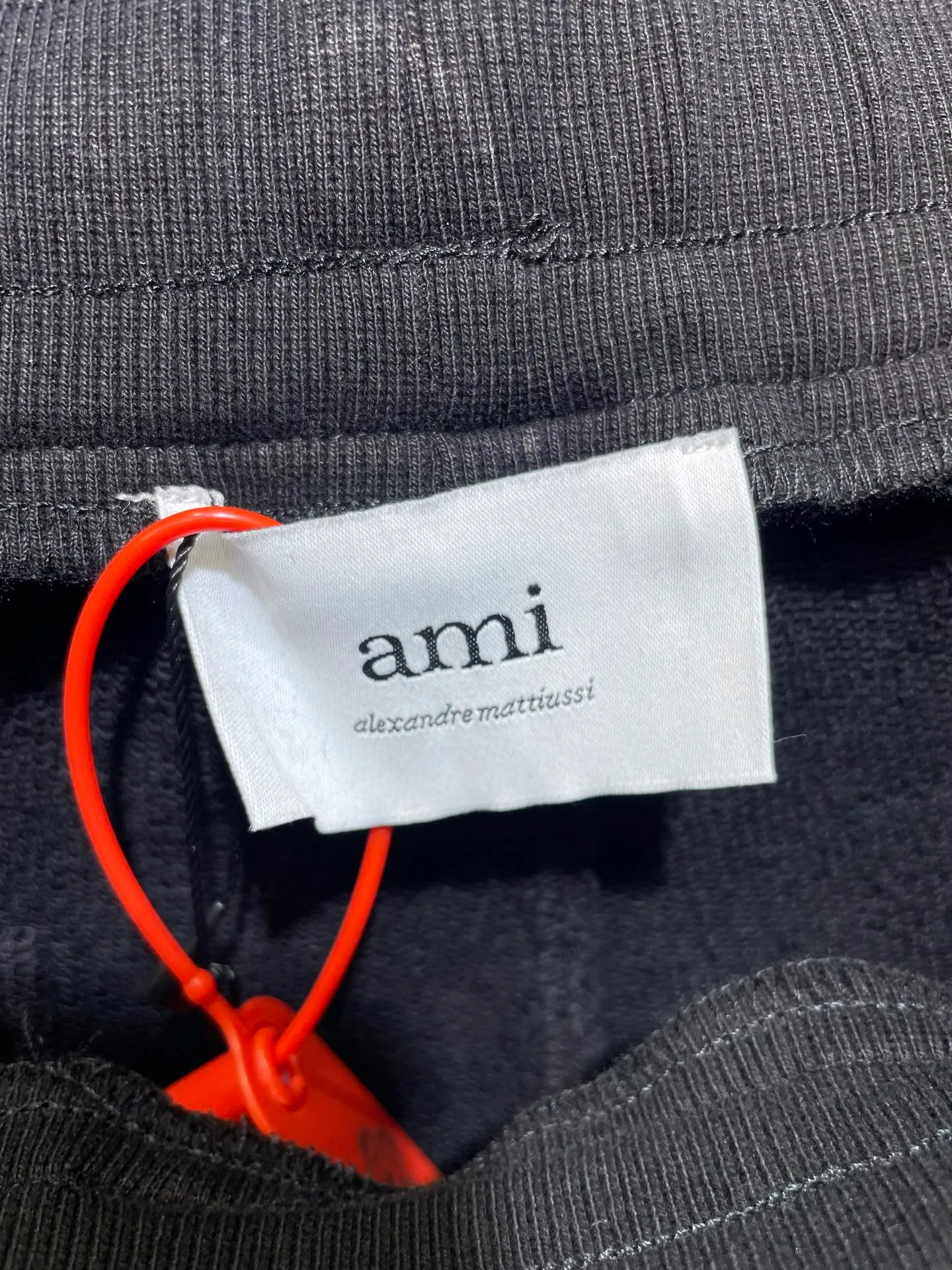🅿️280 🌟Ami Paris [Top replica] Love embroidered shorts. Customized luxury terry sweatpants material. Full texture. Comfortable and close to the skin. Black base. The love embroidery of the same color blooms quietly. Adding brand recognition. Adding a touch of romance and sweetness to the shorts. It is the ultimate simplification of color. Versatile color. Shows taste. Process 1: Use imported machine embroidery technology. Use advanced computer control system and precision mechanical components to realize Ami. Love embroidery work with high precision and smooth and delicate lines. Process 2: Enzyme washing and softening. Use the fermentation effect produced by mixing yeast, water and mild detergent to gently treat the fabric, improving the overall softness. Accessories: Customized 1:1 Ami corns Customized 1:1 Ami hanging clock Customized 1:1 Ami trademark Version: Loose version Size: S M L XL