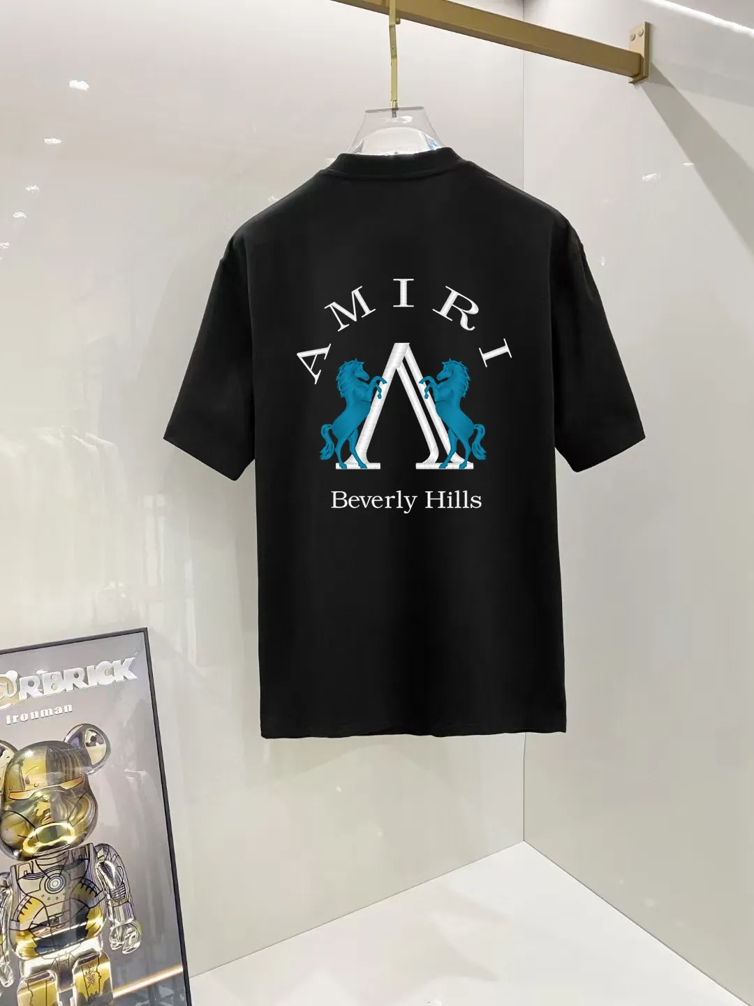 P150 AMIRI# 2025 spring and summer new style debut counter, the latest short-sleeved round neck T-shirt, high-end custom design, avant-garde and fashionable! The brand logo is designed with heavy craftsmanship. High-end customized 250g Xinjiang long-staple cotton fabric. Soft to the touch. Comfortable to wear. Exquisite stitching at the counter level. Fine workmanship. The upper body effect is incomparably handsome! A must-have item for a stylish man! Color: black. White! Size: S M L
