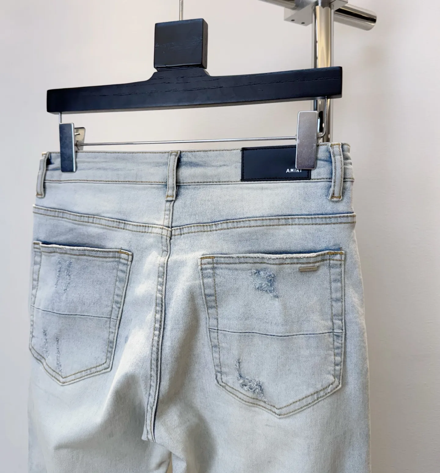 P290 Top version number: D208 Non-market currency •Amiri red ripped high street slim jeans • amiri is transliterated as Emil, which is the name of the founder. Mike Amiri, the founder of amiri, grew up in Los Angeles, USA. He was influenced by local street culture and Punk Rock since childhood, so he founded the amiri brand named after himself. A variety of trendy clothing meets the needs of different fashion players. Amiri clothing has novel and unique styles and is a well-known street brand in the United States. The styles and styles of many clothes are loved by many street photographers. The various clothing styles meet the dressing needs of different people, show their unique temperament, and show the trend of dressing. amiri's jeans are relatively famous. Not only do they have many styles, but the quality of the jeans is also very good. Many celebrities have also worn amiri brand jeans.  The jeans of the amiri brand break through the production process and cutting of the original jeans. The fabrics are relatively soft and comfortable, and are not as hard as some jeans, which can irritate the skin and cause the skin to bleed when worn. Los Angeles trendy brand Amiri's jeans are made with great detail from tailoring to texture, adding wrinkles, bullet holes, damage and other details to add to the trendiness of the jeans. You can choose the style that suits you according to your own needs. Only when you wear a suitable style can you have a certain sense of fashion.  In recent years, high street has become a word that appears more and more frequently in men's clothing, and high street style has become an important direction for everyone's matching. High street related items basically cannot avoid oversize or drop-shoulder tops, and the lower body is matched with trackpants or tight-fitting denim. In my opinion, the most representative one may be denim. What I bring to you today is the MX1 red patch denim worn by many Internet celebrities. It is made by a large washing factory in Guangzhou. The front and back have frayed trouser legs and holes. Full of high-end sense. Knee part damage design with leather patchwork design. Already used as facade design. Leather waist nameplate. Customized crotch placket hardware. Engraving mold opening. The focus of this style is not on washing, but on the shape and version of the damage. The secret lies in the craftsmanship of the master. Later, the cost of fraying, horse cutting, knife cutting, etc. These hand-made products are far beyond comparison with assembly line products.  Color: Picture color Size: 30-31-32-33-34-36