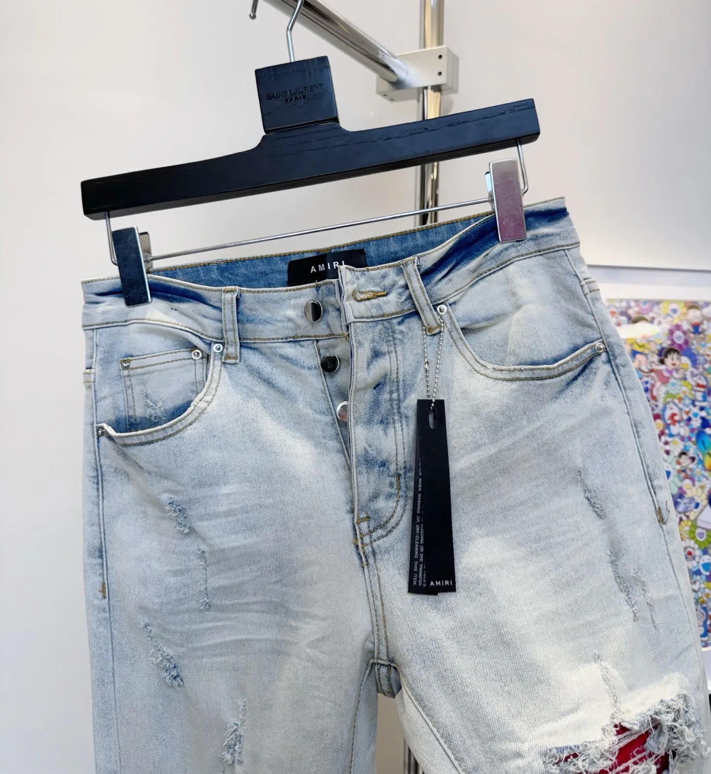 P290 Top version number: D208 Non-market currency •Amiri red ripped high street slim jeans • amiri is transliterated as Emil, which is the name of the founder. Mike Amiri, the founder of amiri, grew up in Los Angeles, USA. He was influenced by local street culture and Punk Rock since childhood, so he founded the amiri brand named after himself. A variety of trendy clothing meets the needs of different fashion players. Amiri clothing has novel and unique styles and is a well-known street brand in the United States. The styles and styles of many clothes are loved by many street photographers. The various clothing styles meet the dressing needs of different people, show their unique temperament, and show the trend of dressing. amiri's jeans are relatively famous. Not only do they have many styles, but the quality of the jeans is also very good. Many celebrities have also worn amiri brand jeans.  The jeans of the amiri brand break through the production process and cutting of the original jeans. The fabrics are relatively soft and comfortable, and are not as hard as some jeans, which can irritate the skin and cause the skin to bleed when worn. Los Angeles trendy brand Amiri's jeans are made with great detail from tailoring to texture, adding wrinkles, bullet holes, damage and other details to add to the trendiness of the jeans. You can choose the style that suits you according to your own needs. Only when you wear a suitable style can you have a certain sense of fashion.  In recent years, high street has become a word that appears more and more frequently in men's clothing, and high street style has become an important direction for everyone's matching. High street related items basically cannot avoid oversize or drop-shoulder tops, and the lower body is matched with trackpants or tight-fitting denim. In my opinion, the most representative one may be denim. What I bring to you today is the MX1 red patch denim worn by many Internet celebrities. It is made by a large washing factory in Guangzhou. The front and back have frayed trouser legs and holes. Full of high-end sense. Knee part damage design with leather patchwork design. Already used as facade design. Leather waist nameplate. Customized crotch placket hardware. Engraving mold opening. The focus of this style is not on washing, but on the shape and version of the damage. The secret lies in the craftsmanship of the master. Later, the cost of fraying, horse cutting, knife cutting, etc. These hand-made products are far beyond comparison with assembly line products.  Color: Picture color Size: 30-31-32-33-34-36