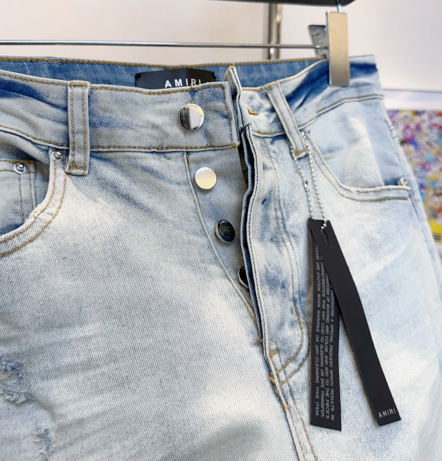 P290 Top version number: D208 Non-market currency •Amiri red ripped high street slim jeans • amiri is transliterated as Emil, which is the name of the founder. Mike Amiri, the founder of amiri, grew up in Los Angeles, USA. He was influenced by local street culture and Punk Rock since childhood, so he founded the amiri brand named after himself. A variety of trendy clothing meets the needs of different fashion players. Amiri clothing has novel and unique styles and is a well-known street brand in the United States. The styles and styles of many clothes are loved by many street photographers. The various clothing styles meet the dressing needs of different people, show their unique temperament, and show the trend of dressing. amiri's jeans are relatively famous. Not only do they have many styles, but the quality of the jeans is also very good. Many celebrities have also worn amiri brand jeans.  The jeans of the amiri brand break through the production process and cutting of the original jeans. The fabrics are relatively soft and comfortable, and are not as hard as some jeans, which can irritate the skin and cause the skin to bleed when worn. Los Angeles trendy brand Amiri's jeans are made with great detail from tailoring to texture, adding wrinkles, bullet holes, damage and other details to add to the trendiness of the jeans. You can choose the style that suits you according to your own needs. Only when you wear a suitable style can you have a certain sense of fashion.  In recent years, high street has become a word that appears more and more frequently in men's clothing, and high street style has become an important direction for everyone's matching. High street related items basically cannot avoid oversize or drop-shoulder tops, and the lower body is matched with trackpants or tight-fitting denim. In my opinion, the most representative one may be denim. What I bring to you today is the MX1 red patch denim worn by many Internet celebrities. It is made by a large washing factory in Guangzhou. The front and back have frayed trouser legs and holes. Full of high-end sense. Knee part damage design with leather patchwork design. Already used as facade design. Leather waist nameplate. Customized crotch placket hardware. Engraving mold opening. The focus of this style is not on washing, but on the shape and version of the damage. The secret lies in the craftsmanship of the master. Later, the cost of fraying, horse cutting, knife cutting, etc. These hand-made products are far beyond comparison with assembly line products.  Color: Picture color Size: 30-31-32-33-34-36