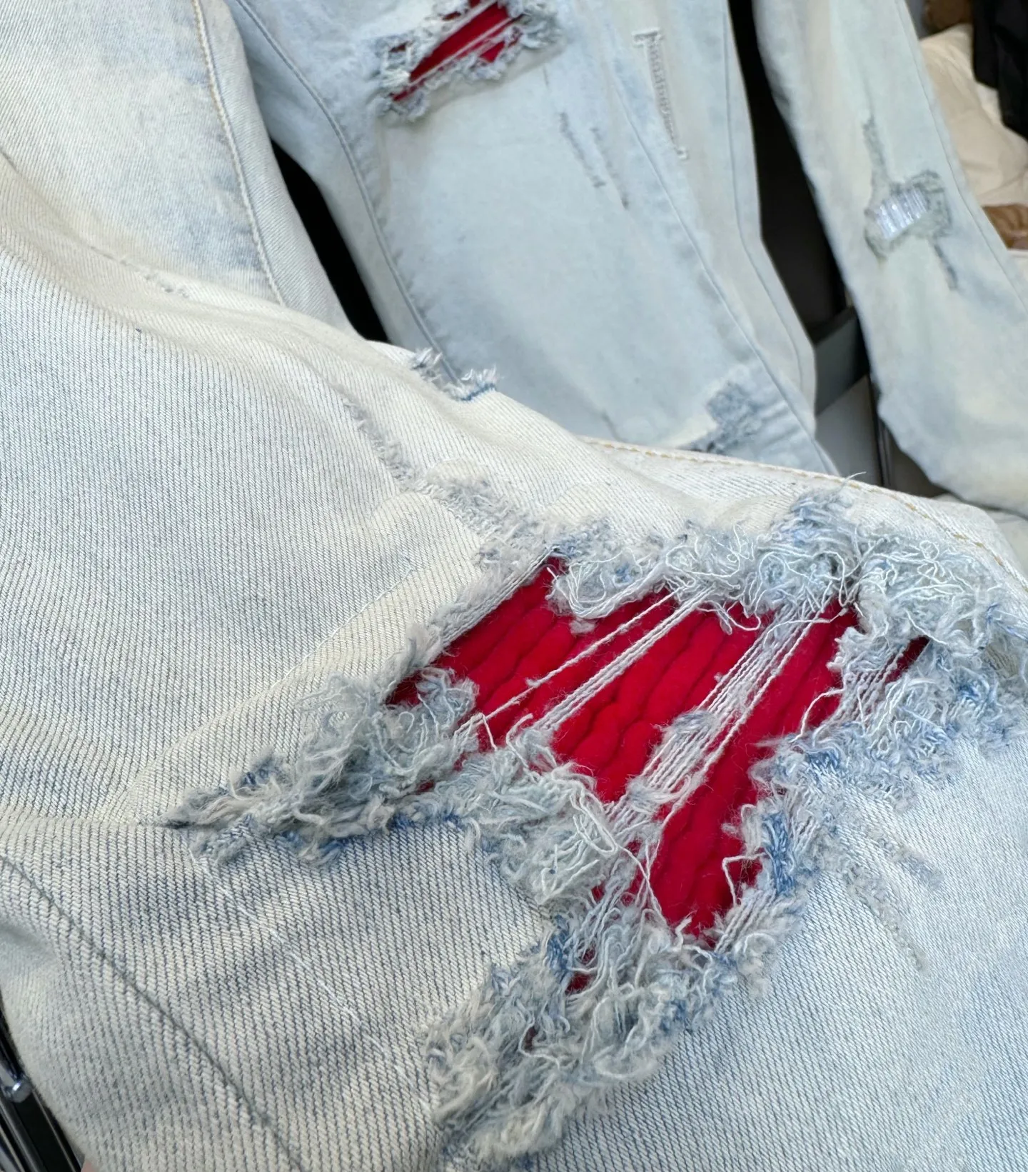 P290 Top version number: D208 Non-market currency •Amiri red ripped high street slim jeans • amiri is transliterated as Emil, which is the name of the founder. Mike Amiri, the founder of amiri, grew up in Los Angeles, USA. He was influenced by local street culture and Punk Rock since childhood, so he founded the amiri brand named after himself. A variety of trendy clothing meets the needs of different fashion players. Amiri clothing has novel and unique styles and is a well-known street brand in the United States. The styles and styles of many clothes are loved by many street photographers. The various clothing styles meet the dressing needs of different people, show their unique temperament, and show the trend of dressing. amiri's jeans are relatively famous. Not only do they have many styles, but the quality of the jeans is also very good. Many celebrities have also worn amiri brand jeans.  The jeans of the amiri brand break through the production process and cutting of the original jeans. The fabrics are relatively soft and comfortable, and are not as hard as some jeans, which can irritate the skin and cause the skin to bleed when worn. Los Angeles trendy brand Amiri's jeans are made with great detail from tailoring to texture, adding wrinkles, bullet holes, damage and other details to add to the trendiness of the jeans. You can choose the style that suits you according to your own needs. Only when you wear a suitable style can you have a certain sense of fashion.  In recent years, high street has become a word that appears more and more frequently in men's clothing, and high street style has become an important direction for everyone's matching. High street related items basically cannot avoid oversize or drop-shoulder tops, and the lower body is matched with trackpants or tight-fitting denim. In my opinion, the most representative one may be denim. What I bring to you today is the MX1 red patch denim worn by many Internet celebrities. It is made by a large washing factory in Guangzhou. The front and back have frayed trouser legs and holes. Full of high-end sense. Knee part damage design with leather patchwork design. Already used as facade design. Leather waist nameplate. Customized crotch placket hardware. Engraving mold opening. The focus of this style is not on washing, but on the shape and version of the damage. The secret lies in the craftsmanship of the master. Later, the cost of fraying, horse cutting, knife cutting, etc. These hand-made products are far beyond comparison with assembly line products.  Color: Picture color Size: 30-31-32-33-34-36