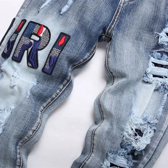 P186 Top replica AMIRI splash-ink medal patch embroidered jeans trousers AMIRI high street basic ripped tight stretch jeans trousers Amiriamiri is transliterated as Emil, which is the name of the founder. Mike Amiri, the founder of amiri, grew up in Los Angeles, USA. He was influenced by the local street culture Rock since childhood, so he founded the amiri brand named after himself. A variety of trendy brand clothing meets the needs of different fashion players. Amiri clothing has novel and unique styles and is a well-known street brand in the United States. Many of its styles and styles are loved by many street photographers. Various clothing styles meet the needs of different people, show their unique temperament, and show the trend of dressing. amiri's jeans are relatively famous. Not only do they have many styles, but the quality of the jeans is also very good. Many celebrities have also worn amiri brand jeans.  The jeans of the amiri brand break through the production process and cutting of the original jeans. The fabrics are relatively soft and comfortable, and are not as hard as some jeans, which can irritate the skin and cause the skin to bleed when worn. Los Angeles trendy brand Amiri's jeans are made with great detail from tailoring to texture, adding wrinkles, bullet holes, damage and other details to add to the trendiness of the jeans. You can choose the style that suits you according to your own needs. Only when you wear a suitable style can you have a certain sense of fashion.  In recent years, high street has become an increasingly common word in men's clothing, and high street style has become an important direction for everyone's matching. High street-related items are basically inseparable from oversize or drop-shoulder tops, and the lower body is matched with trackpants or tight-fitting denim. Among them, in my opinion, the most representative one is perhaps annihilation. Color; picture color Size: m l xl xxl plain goat takeaway