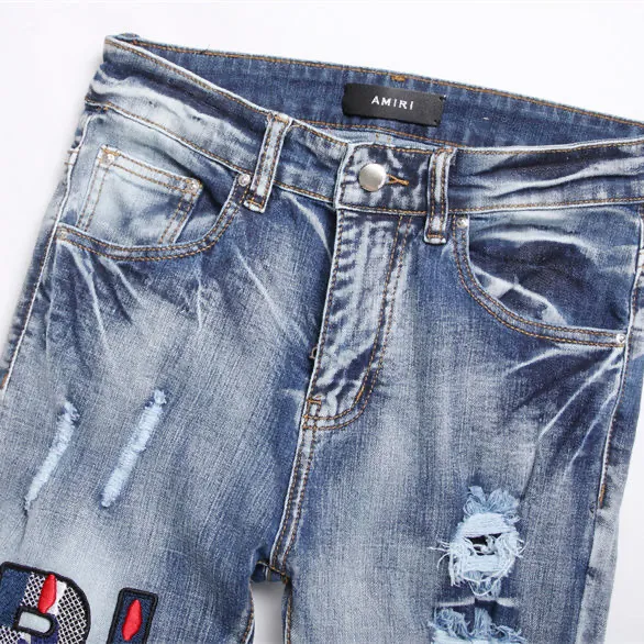 P186 Top replica AMIRI splash-ink medal patch embroidered jeans trousers AMIRI high street basic ripped tight stretch jeans trousers Amiriamiri is transliterated as Emil, which is the name of the founder. Mike Amiri, the founder of amiri, grew up in Los Angeles, USA. He was influenced by the local street culture Rock since childhood, so he founded the amiri brand named after himself. A variety of trendy brand clothing meets the needs of different fashion players. Amiri clothing has novel and unique styles and is a well-known street brand in the United States. Many of its styles and styles are loved by many street photographers. Various clothing styles meet the needs of different people, show their unique temperament, and show the trend of dressing. amiri's jeans are relatively famous. Not only do they have many styles, but the quality of the jeans is also very good. Many celebrities have also worn amiri brand jeans.  The jeans of the amiri brand break through the production process and cutting of the original jeans. The fabrics are relatively soft and comfortable, and are not as hard as some jeans, which can irritate the skin and cause the skin to bleed when worn. Los Angeles trendy brand Amiri's jeans are made with great detail from tailoring to texture, adding wrinkles, bullet holes, damage and other details to add to the trendiness of the jeans. You can choose the style that suits you according to your own needs. Only when you wear a suitable style can you have a certain sense of fashion.  In recent years, high street has become an increasingly common word in men's clothing, and high street style has become an important direction for everyone's matching. High street-related items are basically inseparable from oversize or drop-shoulder tops, and the lower body is matched with trackpants or tight-fitting denim. Among them, in my opinion, the most representative one is perhaps annihilation. Color; picture color Size: m l xl xxl plain goat takeaway