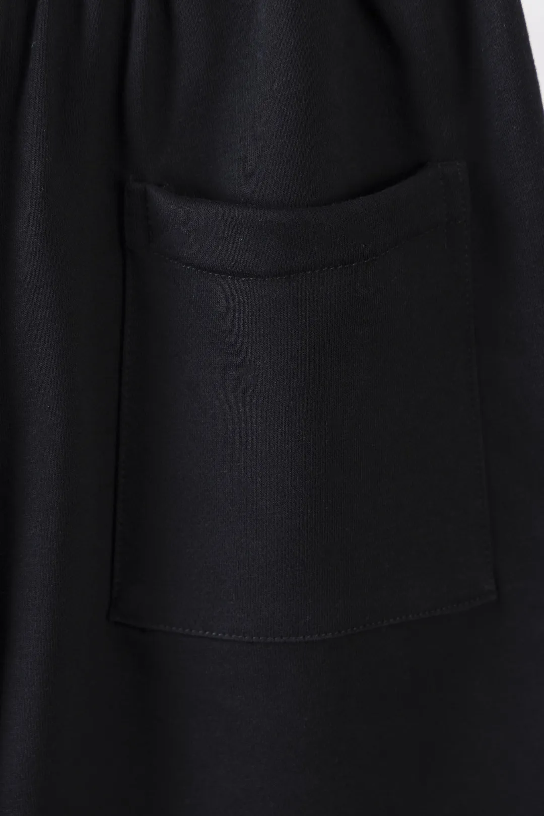 P280 AMIRI exclusively provides new trendy men’s fashionable round neck short-sleeved shorts suits, trendy and fashionable casual short-sleeved suits! It has high breathability and comfort, impeccable details, and brand element design concept, reflecting high quality. It presents a casual cut and the upper body shape is great! Material: 260g double yarn pure cotton short sleeves + 360g pure cotton terry shorts Size: S-XXL 🔥 (please state your height and weight when placing an order)