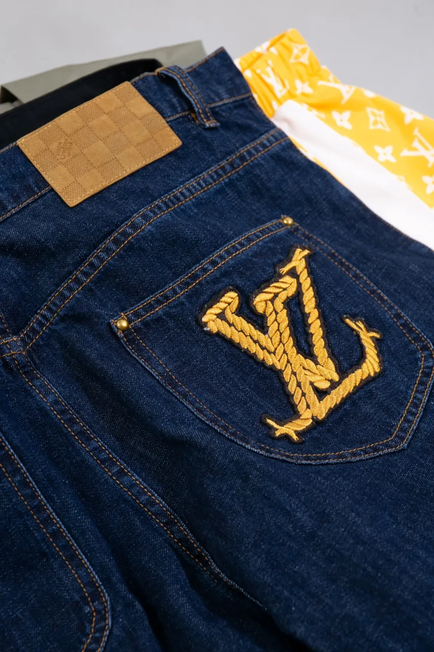 Size chart More details LV 2024 FW new autumn and winter style Cotton denim blue casual shorts Classic fit Damier nubuck label decoration at the back waist LV Ropes embroidered rope effect With brand patch logo Metal lettering studs and buttons