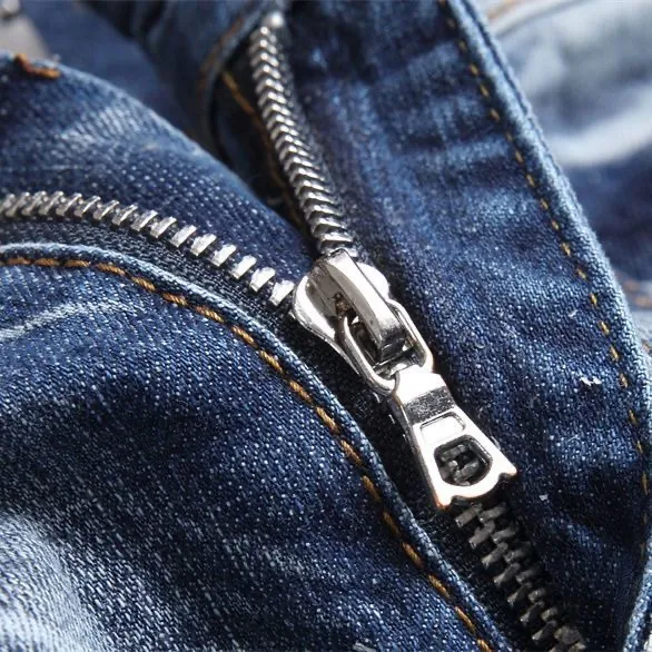 P168 💰 AMIRI patch embroidery jeans trousers AMIRI high street basic ripped tight elastic jeans trousers amiri brand jeans break the production process and cutting of the original jeans, the fabrics are softer and more comfortable Hand-sewn collar label Customized logo buttons Genuine leather tag Color: Picture color Size: 30-32-34-36