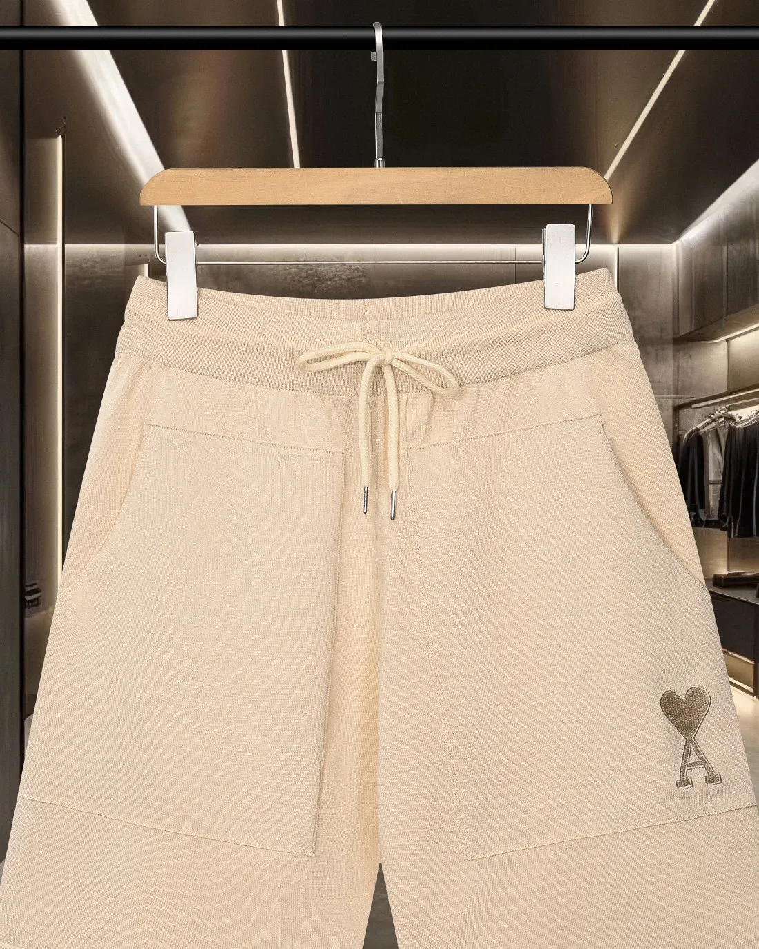 🅿️236 (shipped next day) Ami/Love Macaron ❤Logo embroidered casual sports shorts 2025ss official website new original fabric official same style shorts custom mesh sweater knitted fabric high-end version, counter customized fabric High breathability and comfort, precision production, impeccable detail processing, ✅customized logo engraved buttons, three labels complete. Brand element design concept reflects high quality. It feels delicate and soft! Presenting a casual cut, the upper body shape is great🐍Color: apricot gray blue and black Size: M-2XL