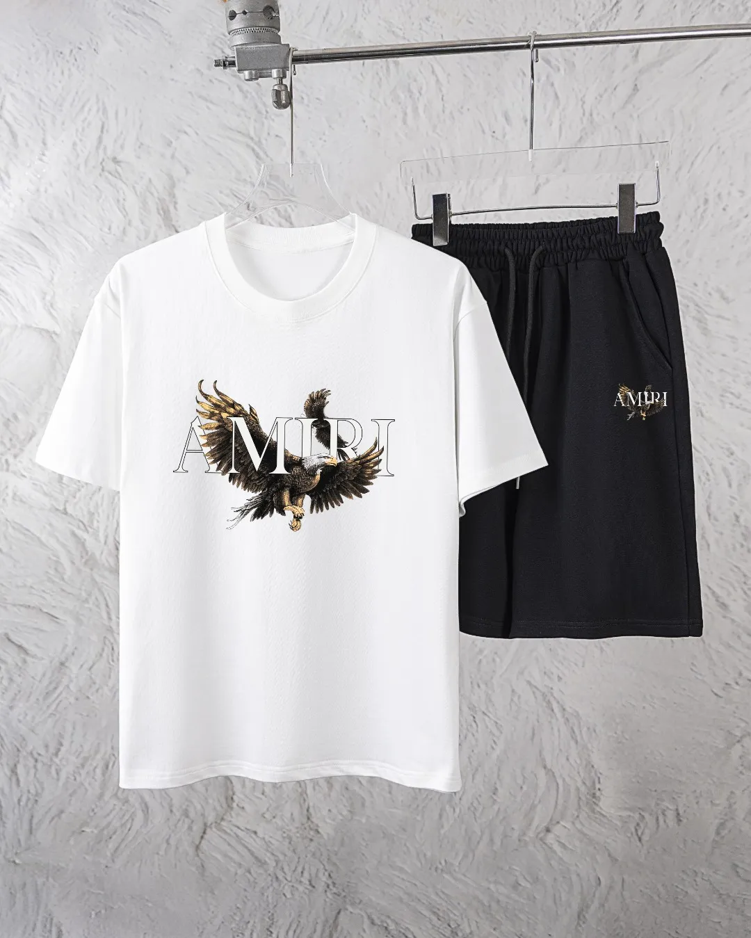 P280 AMIRI exclusively provides new trendy men’s fashionable round neck short-sleeved shorts suits, trendy and fashionable casual short-sleeved suits! It has high breathability and comfort, impeccable details, and brand element design concept, reflecting high quality. It presents a casual cut and the upper body shape is great! Material: 250g Xinjiang long-staple cotton short sleeves + 360g pure cotton terry shorts Size: S M L Due to manual measurement, there is a deviation of about 1-3CM in size.