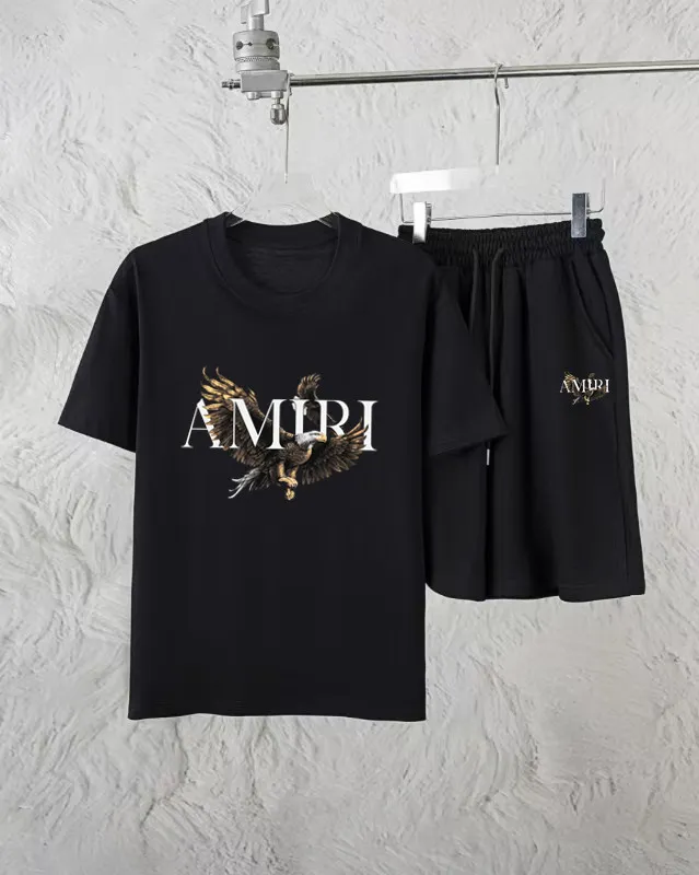 P280 AMIRI exclusively provides new trendy men’s fashionable round neck short-sleeved shorts suits, trendy and fashionable casual short-sleeved suits! It has high breathability and comfort, impeccable details, and brand element design concept, reflecting high quality. It presents a casual cut and the upper body shape is great! Material: 250g Xinjiang long-staple cotton short sleeves + 360g pure cotton terry shorts Size: S M L Due to manual measurement, there is a deviation of about 1-3CM in size.