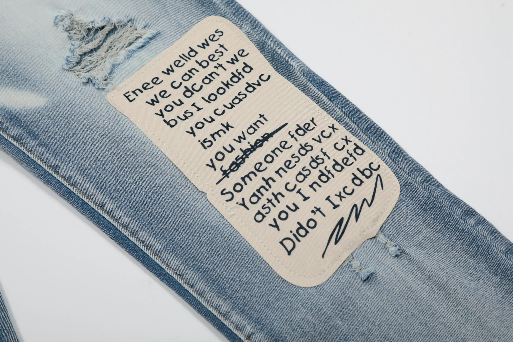 #M40 P168💰 Amiri classic embroidered patched leather ripped letter jeans, slim fit jeans, produced by a major washed factory, full of high-end feel, partially destroyed knee design with leather patch design, has been used as a facade design, leather waist nameplate, the focus of this style is not on the washing, but on the destroyed shape and version. The secret lies in the craftsmanship of the master. The cost of post-processing, grinding, cutting, etc. is far beyond the cost of assembly line products. Color: Picture color Size: 30-32-34-36