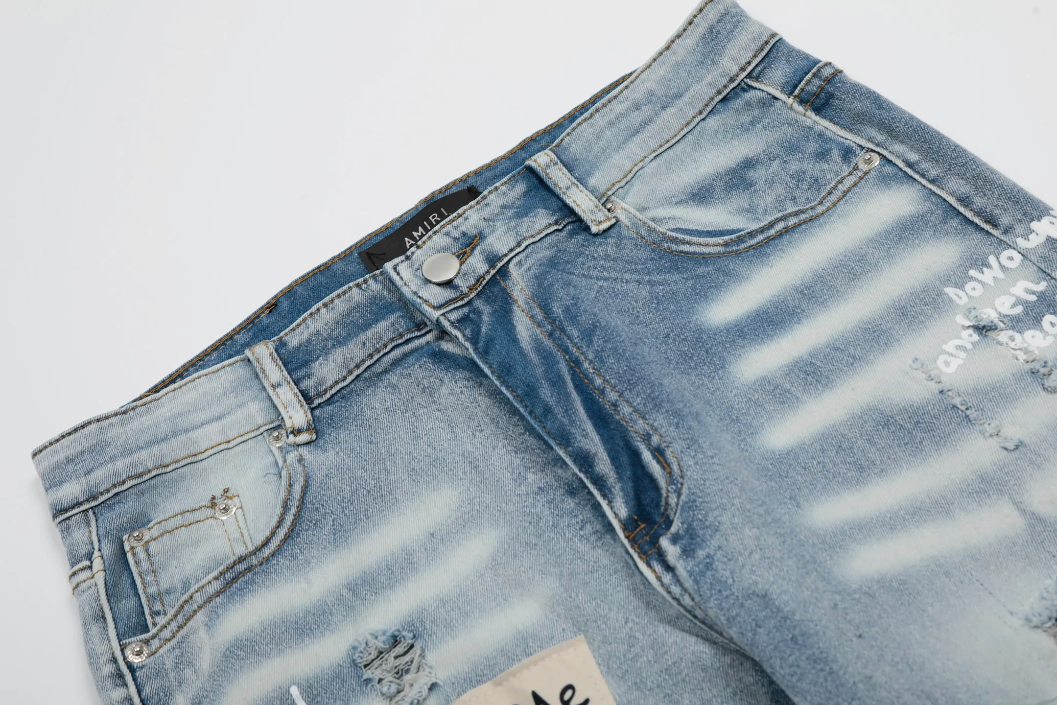 #M40 P168💰 Amiri classic embroidered patched leather ripped letter jeans, slim fit jeans, produced by a major washed factory, full of high-end feel, partially destroyed knee design with leather patch design, has been used as a facade design, leather waist nameplate, the focus of this style is not on the washing, but on the destroyed shape and version. The secret lies in the craftsmanship of the master. The cost of post-processing, grinding, cutting, etc. is far beyond the cost of assembly line products. Color: Picture color Size: 30-32-34-36