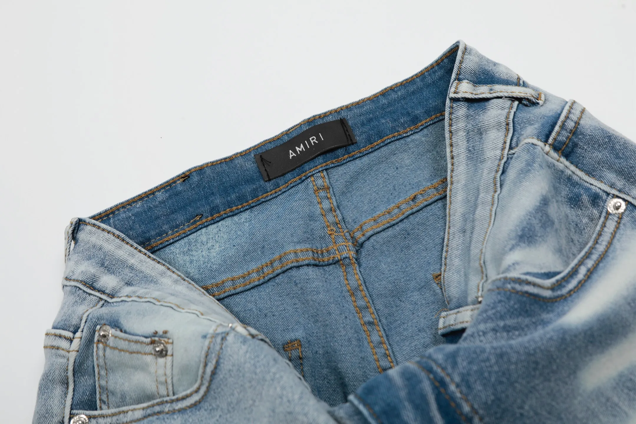 #M40 P168💰 Amiri classic embroidered patched leather ripped letter jeans, slim fit jeans, produced by a major washed factory, full of high-end feel, partially destroyed knee design with leather patch design, has been used as a facade design, leather waist nameplate, the focus of this style is not on the washing, but on the destroyed shape and version. The secret lies in the craftsmanship of the master. The cost of post-processing, grinding, cutting, etc. is far beyond the cost of assembly line products. Color: Picture color Size: 30-32-34-36