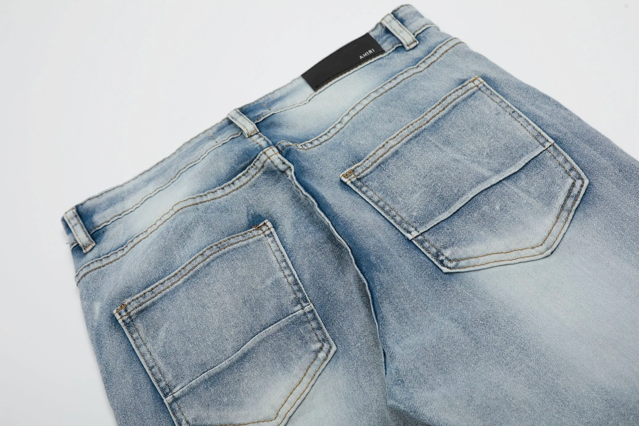 #M40 P168💰 Amiri classic embroidered patched leather ripped letter jeans, slim fit jeans, produced by a major washed factory, full of high-end feel, partially destroyed knee design with leather patch design, has been used as a facade design, leather waist nameplate, the focus of this style is not on the washing, but on the destroyed shape and version. The secret lies in the craftsmanship of the master. The cost of post-processing, grinding, cutting, etc. is far beyond the cost of assembly line products. Color: Picture color Size: 30-32-34-36