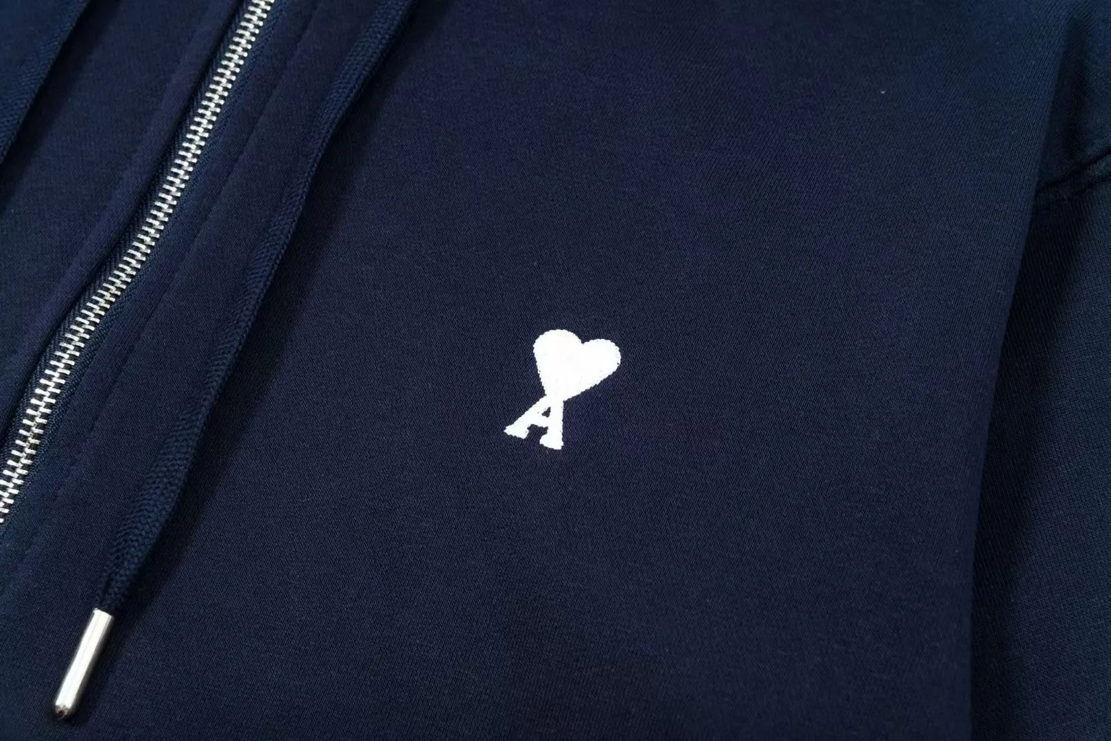 669# AMI Paris 2025 autumn and winter new product ADC small love embroidered hooded cardigan sweatshirt. Customized 360g pure cotton fabric. New main wheat. Washable wheat QR code can be scanned. Same style for men and women. Color: black, white, orchid, gray, light green, dark green. Size: S-XL