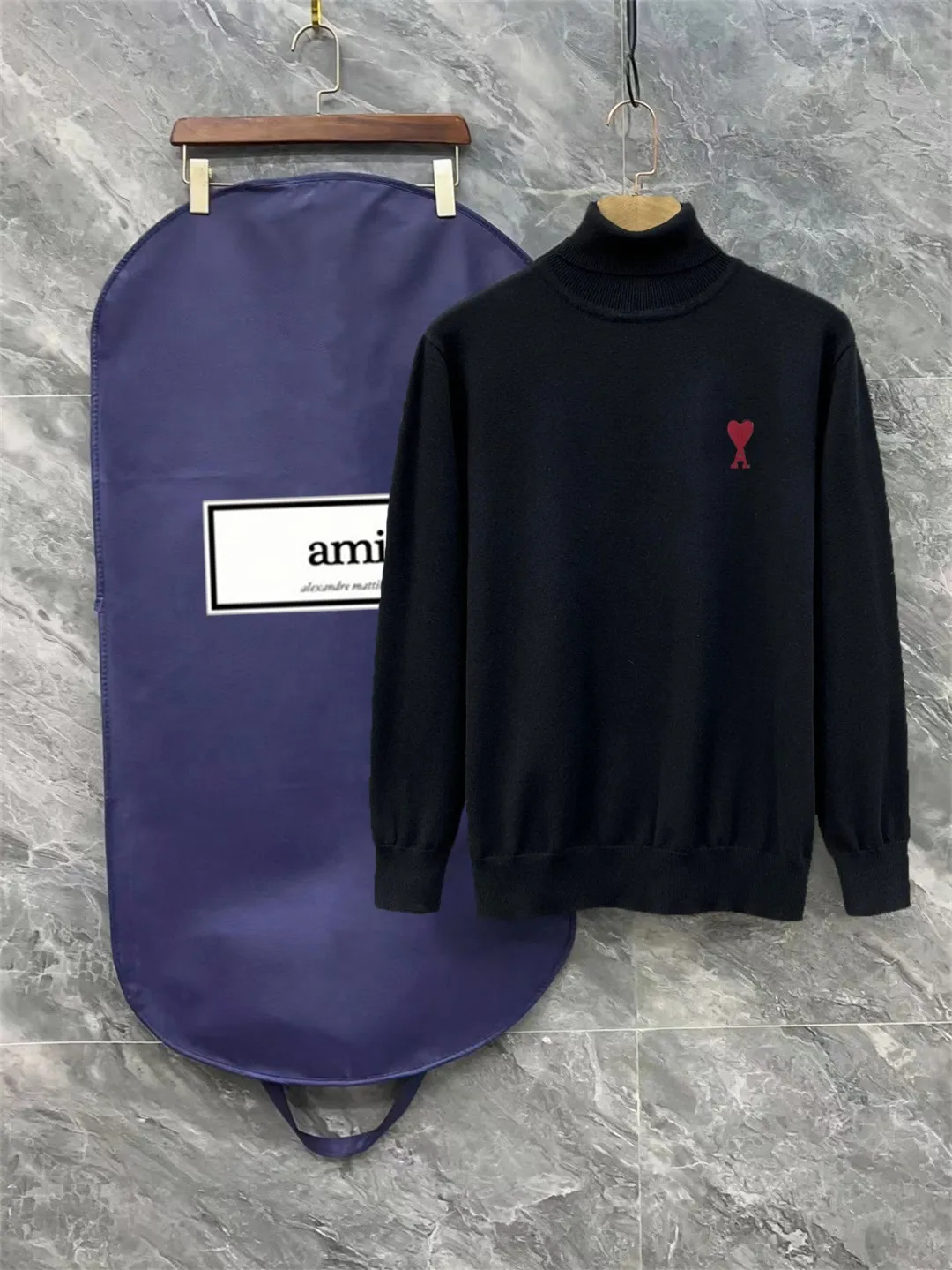 🅿️260 AMI AMI complete with 3 labels Logo embroidered turtleneck sweater Premium wool blended sweater High-end customized collection for men and women Affiliated to the brand's high-end main line Patented top-grade yarn blend Interprets conventional styles with innovation The fabric configuration is subversive The details are remarkable The most anticipated sweater in winter 24 Full of high-end sense The brand designated Zhejiang processing factory flows out Super cost-effective Meri wool yarn is of excellent quality. It feels super soft, delicate, soft, non-pilling and non-deforming. It is available at all major counters at the same time. It is a must-have product every year. The product seems simple, the process is extremely complicated, and the upper body is not picky. The upper body is extremely skin-friendly and comfortable. It can be worn close to the body with an outer jacket or as an outer layer. Color: Black White Size: M L XL 2XL 3XL