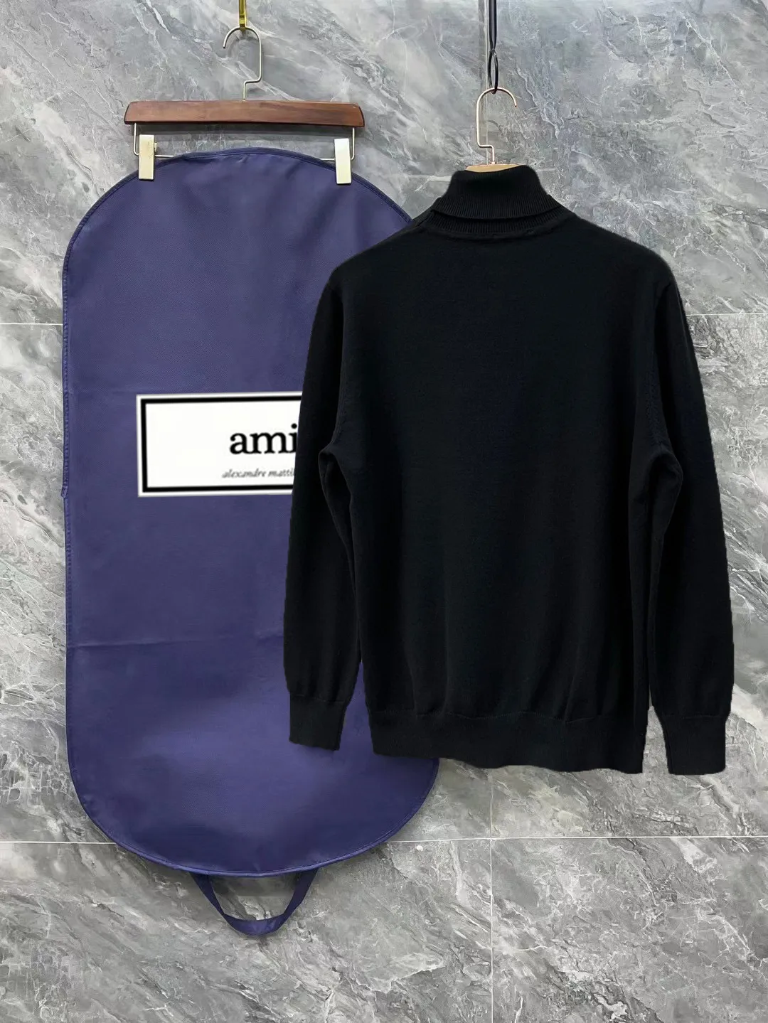 🅿️260 AMI AMI complete with 3 labels Logo embroidered turtleneck sweater Premium wool blended sweater High-end customized collection for men and women Affiliated to the brand's high-end main line Patented top-grade yarn blend Interprets conventional styles with innovation The fabric configuration is subversive The details are remarkable The most anticipated sweater in winter 24 Full of high-end sense The brand designated Zhejiang processing factory flows out Super cost-effective Meri wool yarn is of excellent quality. It feels super soft, delicate, soft, non-pilling and non-deforming. It is available at all major counters at the same time. It is a must-have product every year. The product seems simple, the process is extremely complicated, and the upper body is not picky. The upper body is extremely skin-friendly and comfortable. It can be worn close to the body with an outer jacket or as an outer layer. Color: Black White Size: M L XL 2XL 3XL