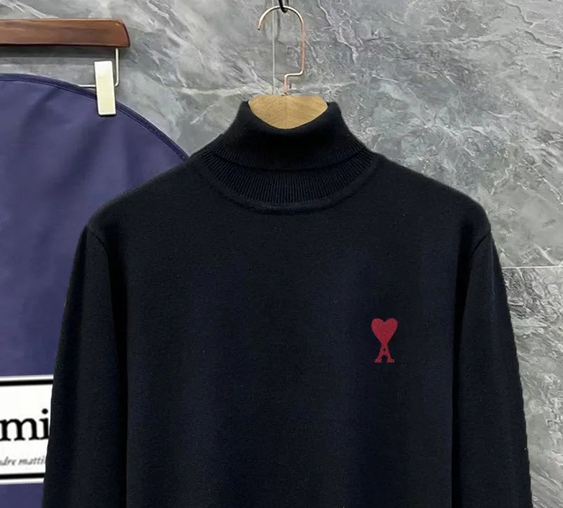 🅿️260 AMI AMI complete with 3 labels Logo embroidered turtleneck sweater Premium wool blended sweater High-end customized collection for men and women Affiliated to the brand's high-end main line Patented top-grade yarn blend Interprets conventional styles with innovation The fabric configuration is subversive The details are remarkable The most anticipated sweater in winter 24 Full of high-end sense The brand designated Zhejiang processing factory flows out Super cost-effective Meri wool yarn is of excellent quality. It feels super soft, delicate, soft, non-pilling and non-deforming. It is available at all major counters at the same time. It is a must-have product every year. The product seems simple, the process is extremely complicated, and the upper body is not picky. The upper body is extremely skin-friendly and comfortable. It can be worn close to the body with an outer jacket or as an outer layer. Color: Black White Size: M L XL 2XL 3XL