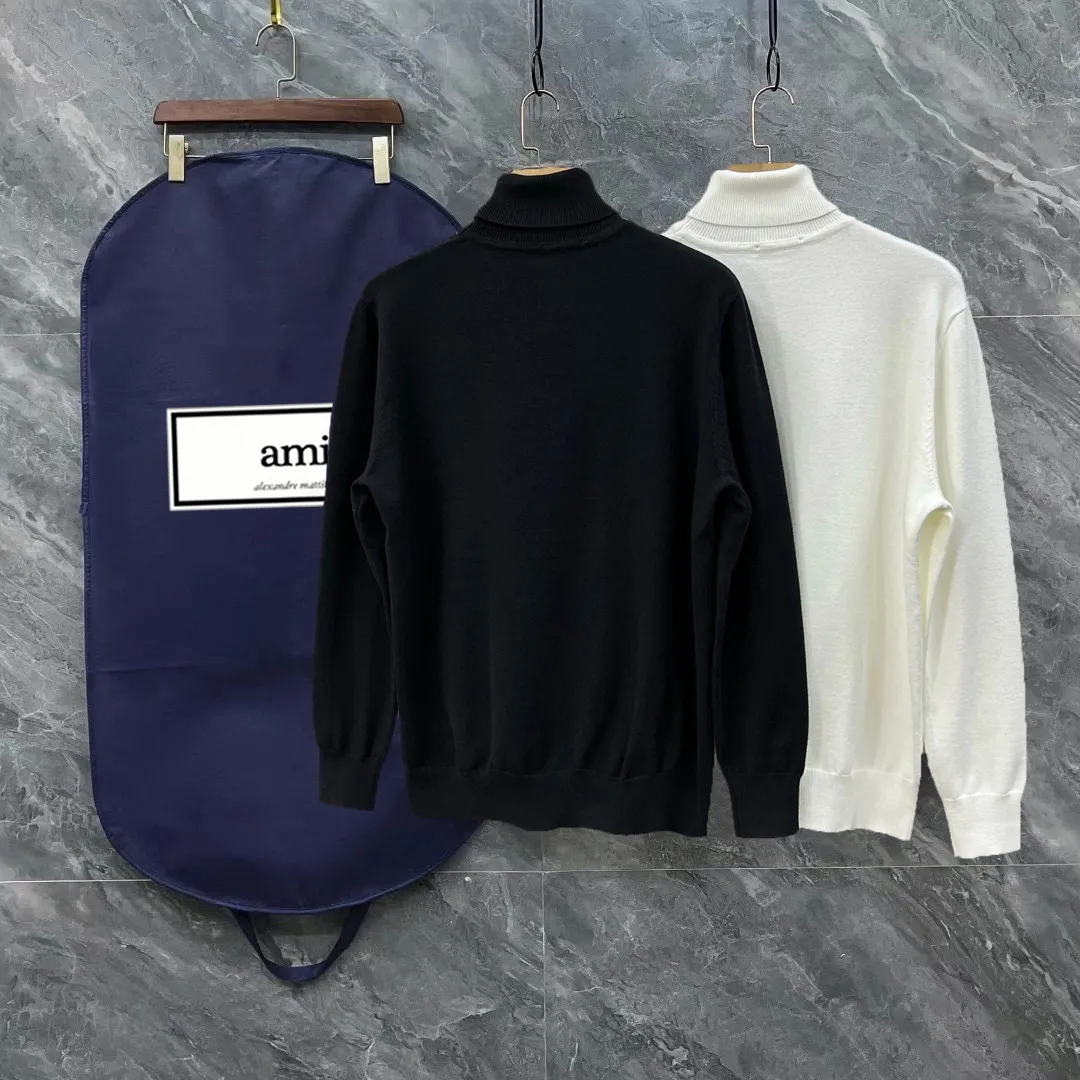🅿️260 AMI AMI complete with 3 labels Logo embroidered turtleneck sweater Premium wool blended sweater High-end customized collection for men and women Affiliated to the brand's high-end main line Patented top-grade yarn blend Interprets conventional styles with innovation The fabric configuration is subversive The details are remarkable The most anticipated sweater in winter 24 Full of high-end sense The brand designated Zhejiang processing factory flows out Super cost-effective Meri wool yarn is of excellent quality. It feels super soft, delicate, soft, non-pilling and non-deforming. It is available at all major counters at the same time. It is a must-have product every year. The product seems simple, the process is extremely complicated, and the upper body is not picky. The upper body is extremely skin-friendly and comfortable. It can be worn close to the body with an outer jacket or as an outer layer. Color: Black White Size: M L XL 2XL 3XL