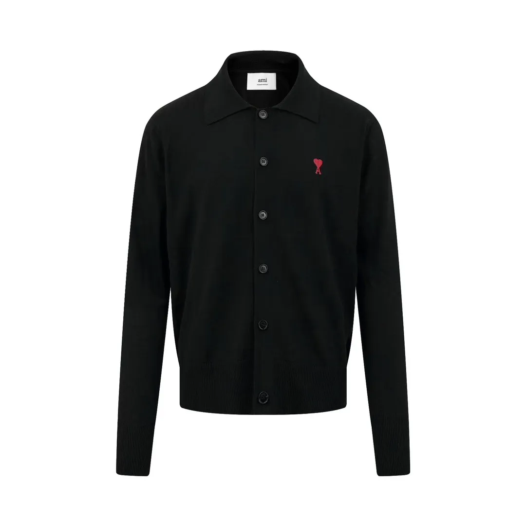 🅿️420 Ami red love embroidered knitted cardigan (black). The original purchase was 3,500 and developed. The fabric is made of custom-woven luxurious and ultra-fine merino wool. It is soft and delicate, comfortable and close to the skin. It is mainly made of deep black. A bright red heart jumps out on the chest, adding a touch of agility and playfulness. The brand is highly recognizable. The arrangement of buttons and the symmetrical beauty of the pattern create a sense of vertical extension visually. It makes the wearer's posture more straight and slender. It is the ultimate simplification of color. It also conveys the love and persistence of life. Meet the king of extreme simplicity and the well-deserved king of all-match, using imported machine embroidery technology. Using advanced computer control system and precision mechanical parts to realize Ami love embroidery work with high precision. The lines are smooth and delicate. The garments are washed with soft and deodorizing technology. Professional washing equipment and specific detergents are used to deep clean and deodorize the clothes. Improves the feel and appearance of clothing. Size:S-M-L-XL