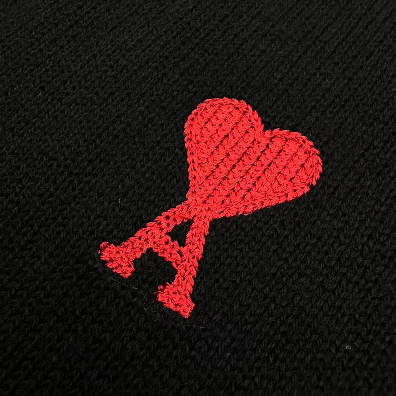 🅿️420 Ami red love embroidered knitted cardigan (black). The original purchase was 3,500 and developed. The fabric is made of custom-woven luxurious and ultra-fine merino wool. It is soft and delicate, comfortable and close to the skin. It is mainly made of deep black. A bright red heart jumps out on the chest, adding a touch of agility and playfulness. The brand is highly recognizable. The arrangement of buttons and the symmetrical beauty of the pattern create a sense of vertical extension visually. It makes the wearer's posture more straight and slender. It is the ultimate simplification of color. It also conveys the love and persistence of life. Meet the king of extreme simplicity and the well-deserved king of all-match, using imported machine embroidery technology. Using advanced computer control system and precision mechanical parts to realize Ami love embroidery work with high precision. The lines are smooth and delicate. The garments are washed with soft and deodorizing technology. Professional washing equipment and specific detergents are used to deep clean and deodorize the clothes. Improves the feel and appearance of clothing. Size:S-M-L-XL