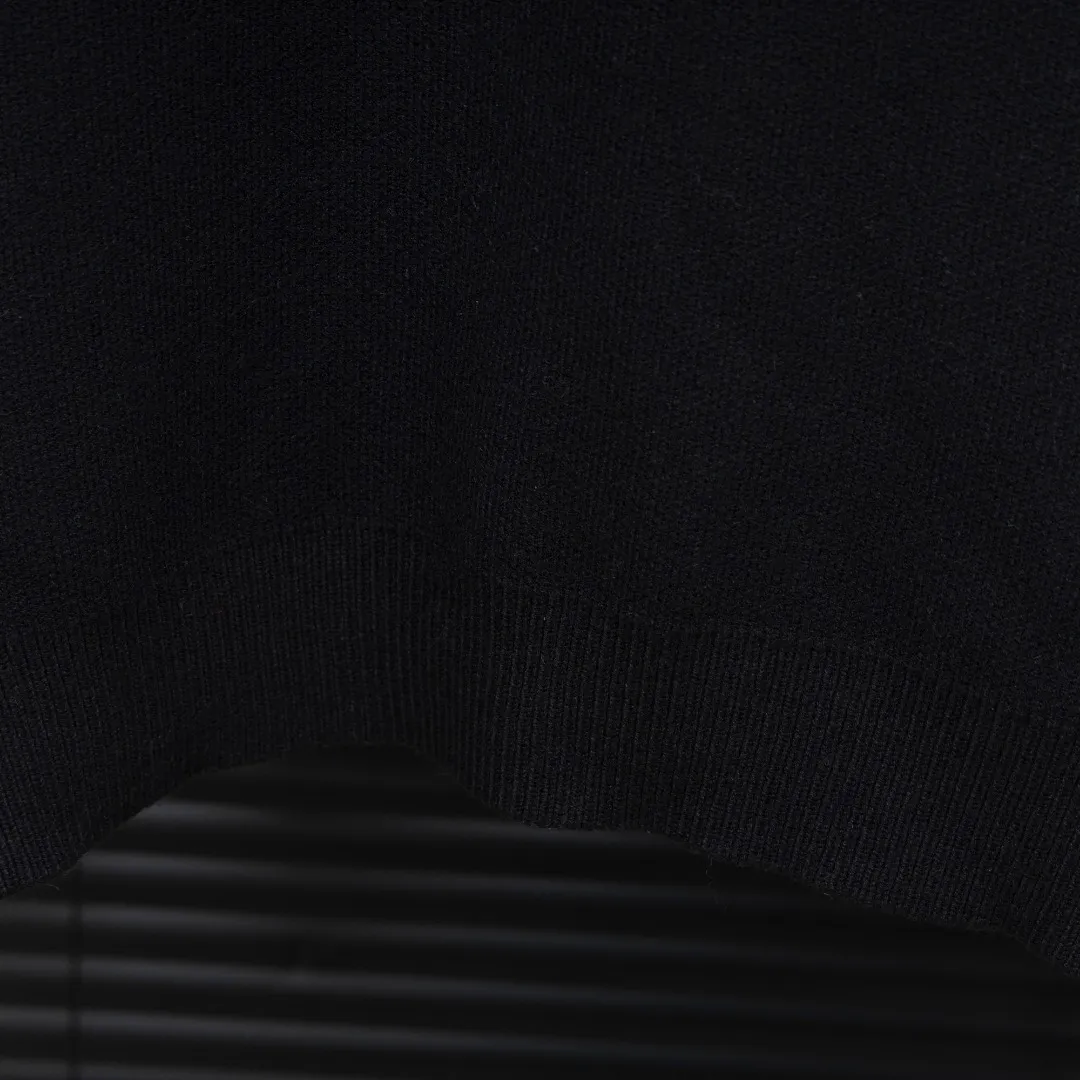 P300 Style: AMIRI one-piece arm jacquard knitted long-sleeved sweater Size: S-XXL Fabric: Wool blend Accessories: Full set of customized original accessories No gender distinction, same style for men and women